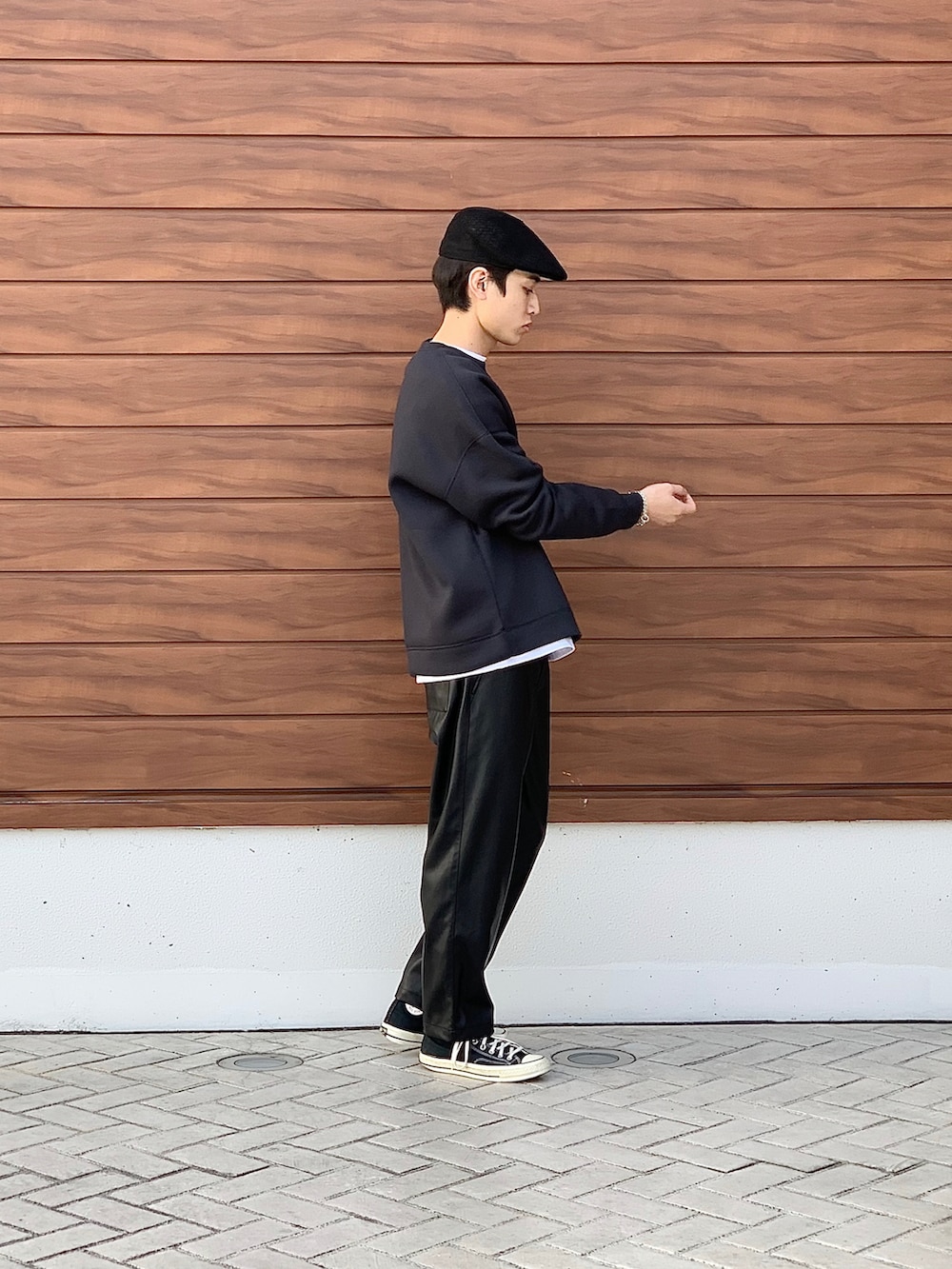ブラック系のその他パンツ、グレー系のスウェット、ホワイト系のTシャツ/カットソーを着用したメンズの冬コーディネートの5枚目の写真