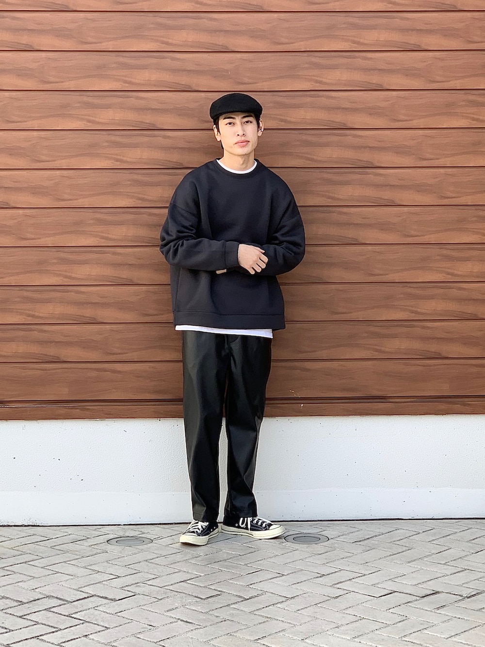 ブラック系のその他パンツ、グレー系のスウェット、ホワイト系のTシャツ/カットソーを着用したメンズの冬コーディネートの2枚目の写真