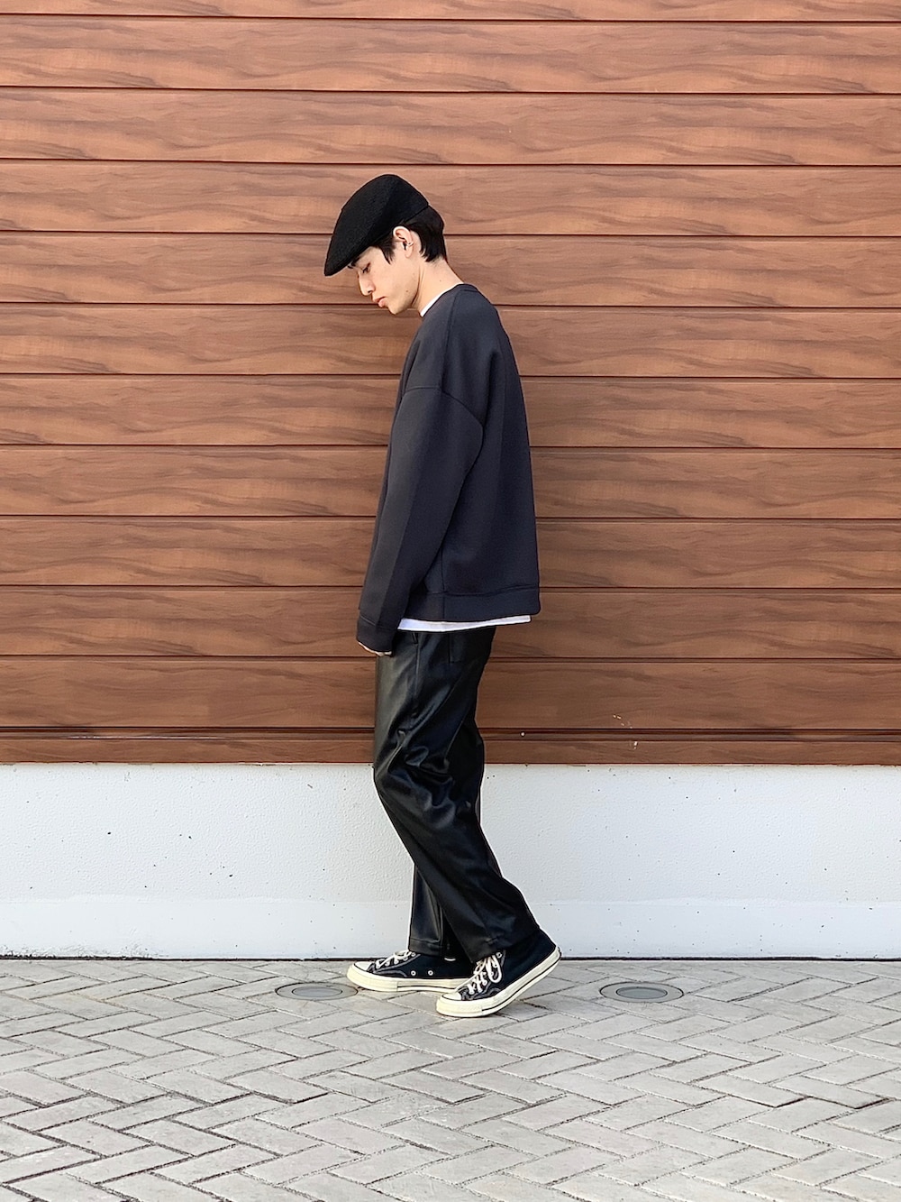 ブラック系のその他パンツ、グレー系のスウェット、ホワイト系のTシャツ/カットソーを着用したメンズの冬コーディネートの3枚目の写真