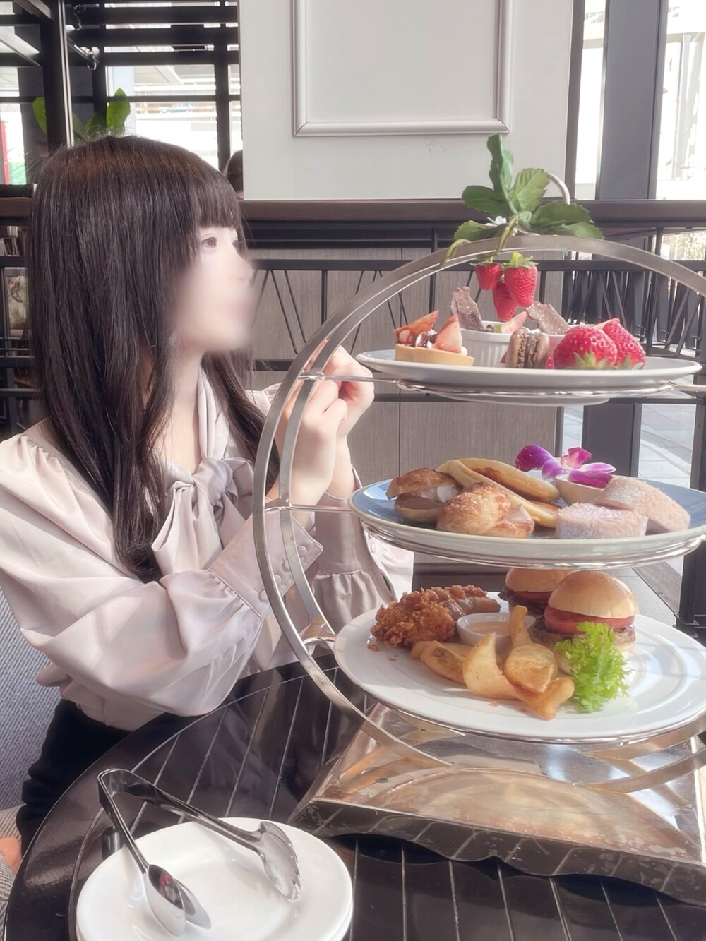 「春色、大人女子、骨格ウェーブ、おしゃれさんと繋がりたい、アフタヌーンティー、オトナカジュアル、オトナ女子、オトナガーリー、オトナカワイイ、フェミニン、デート、デートスタイル（WOMEN）、カフェ、ピンク、ゆるコーデ」｜「GRLのロングカフスリボンタイブラウス（シャツ/ブラウス、ベージュ系）」を使った、ちふみさん（レディース・157cm）の春コーディネートの2枚目の写真