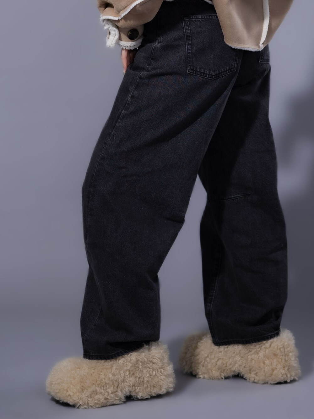 ホワイト系のその他シューズを着用したレディースの冬コーディネートの3枚目の写真