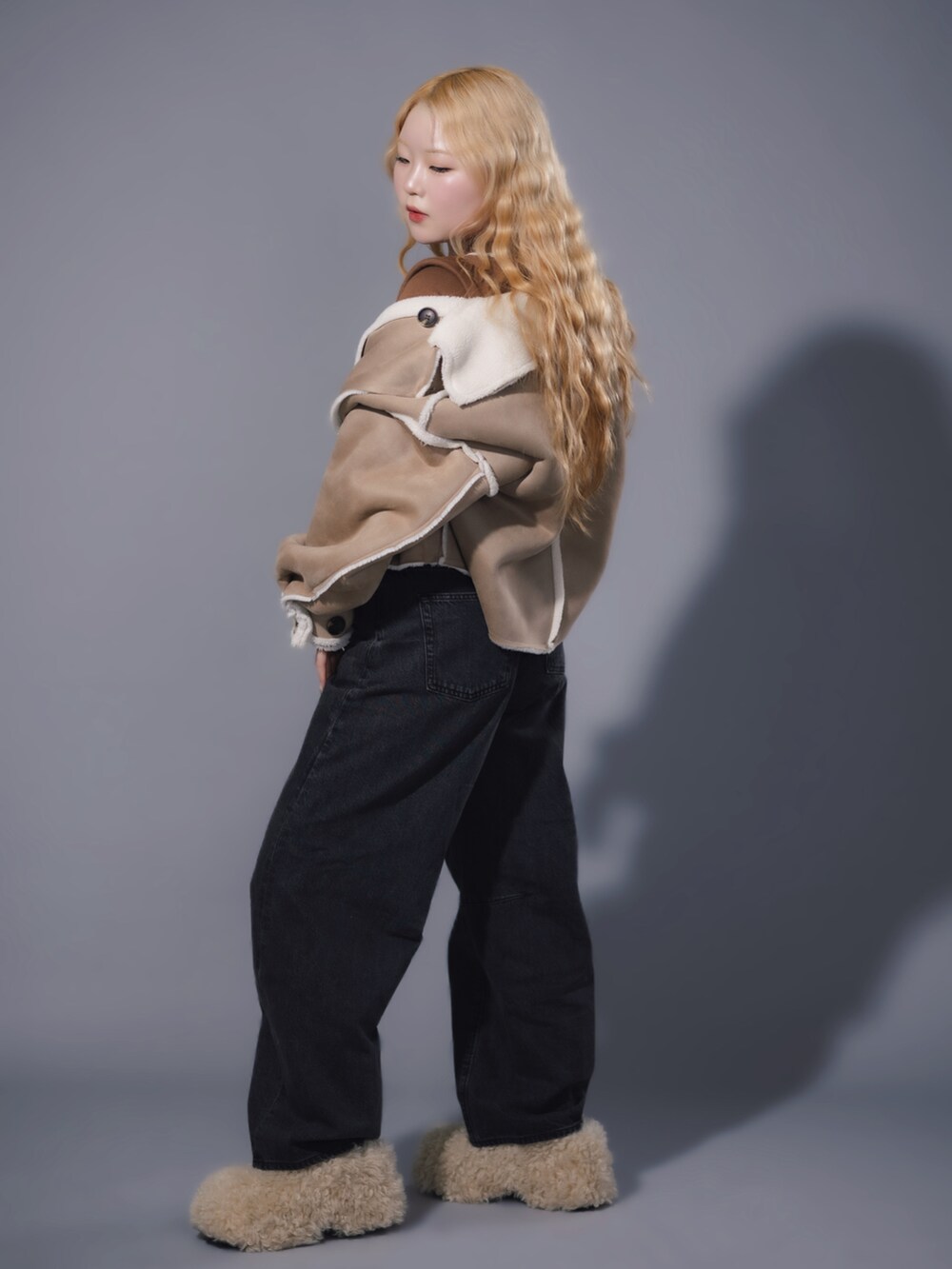 ホワイト系のその他シューズを着用したレディースの冬コーディネートの2枚目の写真