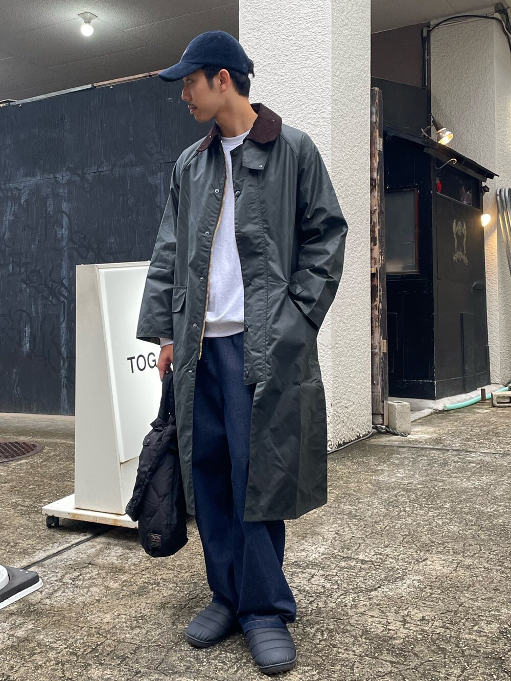 「冬コーデ、ロングコート、クリスマスに着たい服、マイベストコーデ2024、デニム、テーマパークコーデ、SUBU、キャップ、冬アウター、休日スタイル、バブアー、barbour、おしゃれさんと繋がりたい、オトナカジュアル、シンプルスタイル」｜「Barbourの【Barbour】BURGHLEY バーレー ワックス コットン ロング コート オーバーサイズ（その他アウター、グリーン系）」を使った、ハヤシさん（メンズ・183cm）の冬コーディネートの2枚目の写真