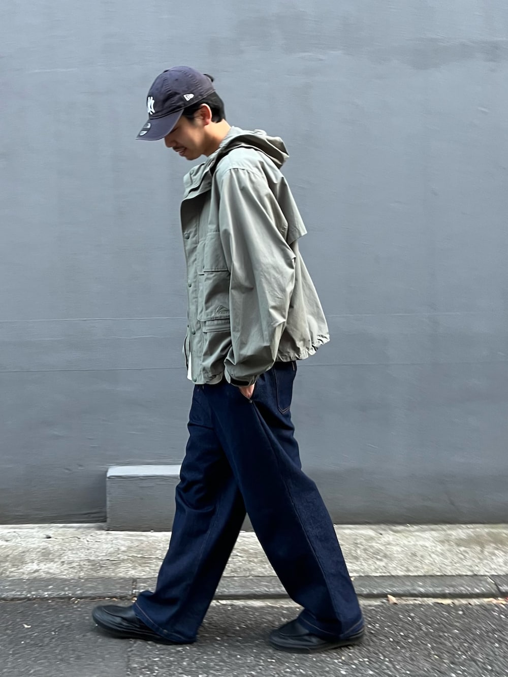 「春服コーデ、春、シンプルスタイル、ストリートコーデ、大人コーデ、いいね、save、フォローお願いします🤑、デニムコーデ、バンドT、古着MIX、デニムパンツ、デニム、ナイロンジャケット、春コーデ、春アウター、グリーン」｜「KELTYの【限定展開】【KELTY×GLOSTER】別注  ミリタリー ユーティリティ フィッシングジャケット（ブルゾン、グリーン系）」を使った、ハヤシさん（骨格ストレート・メンズ・183cm）の春コーディネートの2枚目の写真