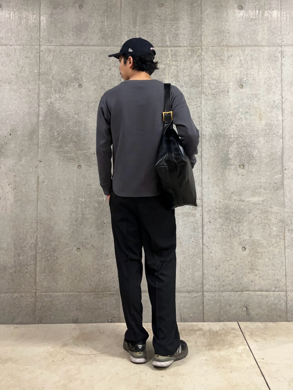グレー系のTシャツ/カットソー、ブラック系のその他パンツ、ブラック系のショルダーバッグを着用したメンズの秋コーディネートの3枚目の写真