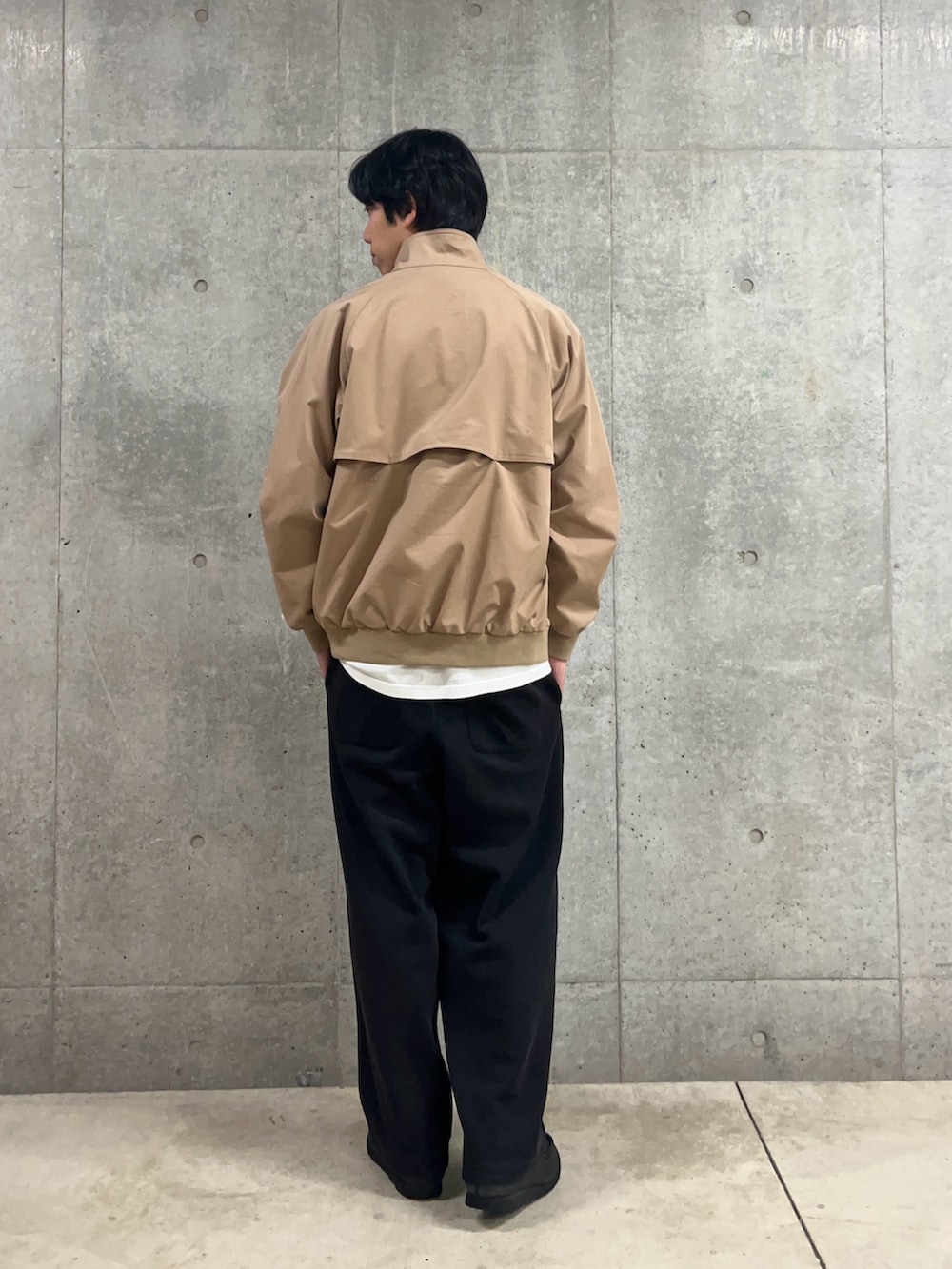 「バンドT、グリーンデイ、greenday、春コーデ、春、春夏コーデ、春アウター、エディーバウアー、eddiebauer、スウィングトップ、おでかけコーデ、お洒落さんとつながりたい、ストリートコーデ、春服、30代コーデ」｜「GOOD ROCK SPEEDの【GOOD ROCK SPEED】 別注 オーバーサイズバンドTシャツ バンT ロックT（Tシャツ/カットソー、ホワイト系）」を使った、ハヤシさん（骨格ストレート・メンズ・183cm）の春コーディネートの4枚目の写真