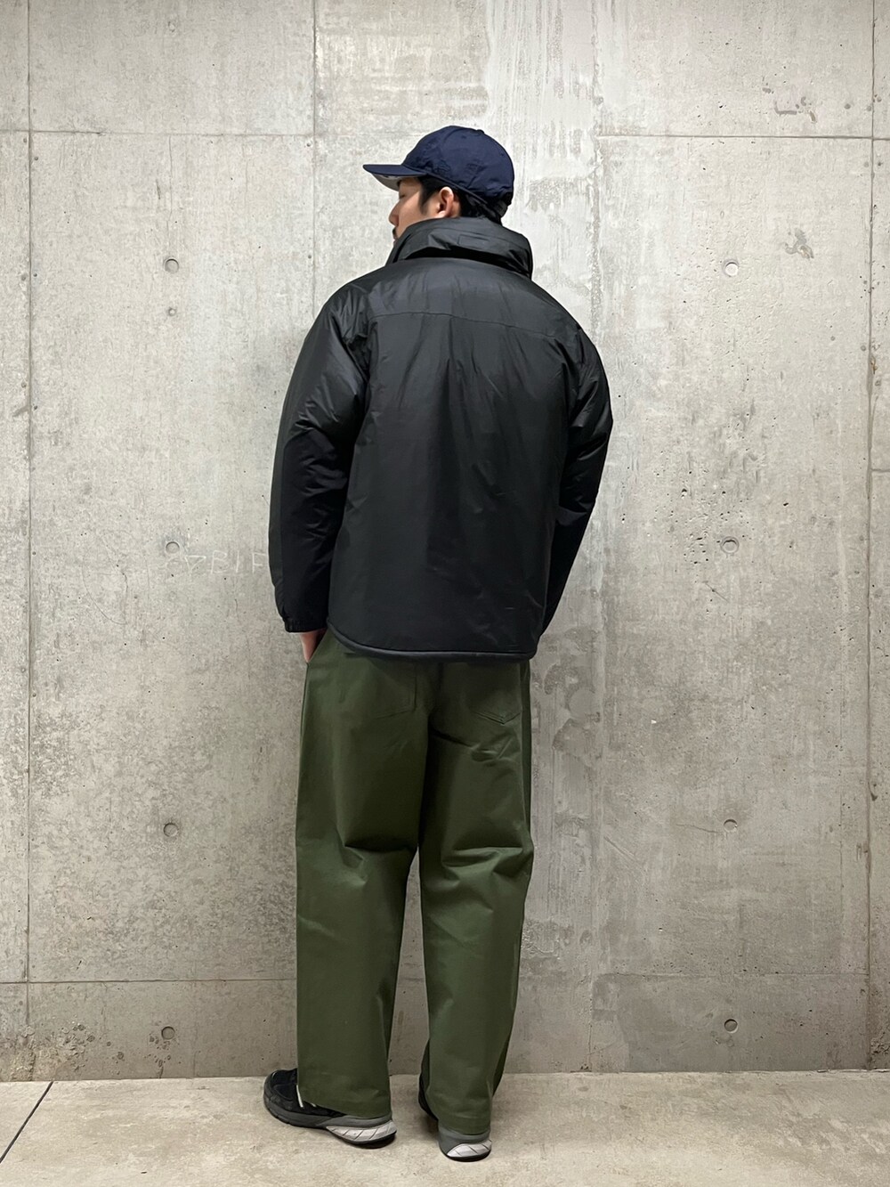 「カーゴパンツ、レイヤードスタイル、韓国ファッション、キャップ、冬アウター、休日スタイル、クリスマスに着たい服、古着MIX、スニーカー、中綿ジャケット、モンスターパーカー、ミリタリー、マイベストコーデ2023、お出かけコーデ、ベイカーパンツ」｜「GLOSTERの【CLIMASHIELD/クライマシールド(R)】ミリタリーショートブルゾン モンスターパーカー（ダウンジャケット/コート、ブラック系）」を使った、ハヤシさん（メンズ・183cm）の冬コーディネートの4枚目の写真