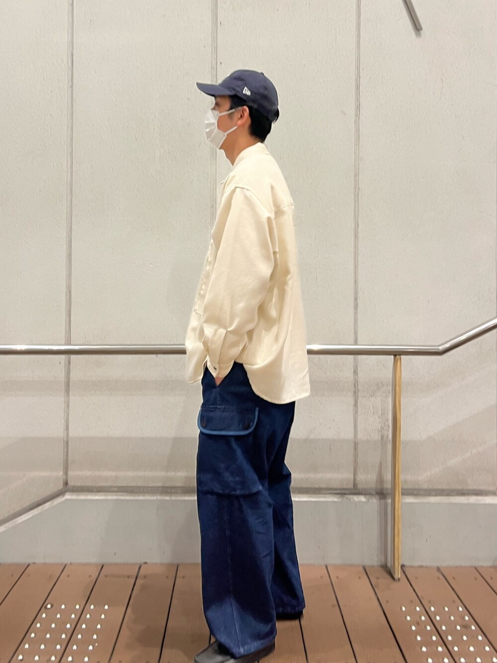 「ほめられ本命コーデ、カーゴパンツ、デニム、ミリタリー、ミリタリーコーデ、シャツスタイル、シンプルコーデ、大人コーデ、お洒落さんとつながりたい、ビックシルエット、メンズファッション、春コーデ、春、シンプルスタイル、着回しコーデ」｜「ARMY TWILLの【ARMY TWILL/アーミーツイル】DENIM CARGO PANTS デニム カーゴパンツ（デニムパンツ、ブルー系）」を使った、ハヤシさん（メンズ・183cm）の冬コーディネートの2枚目の写真