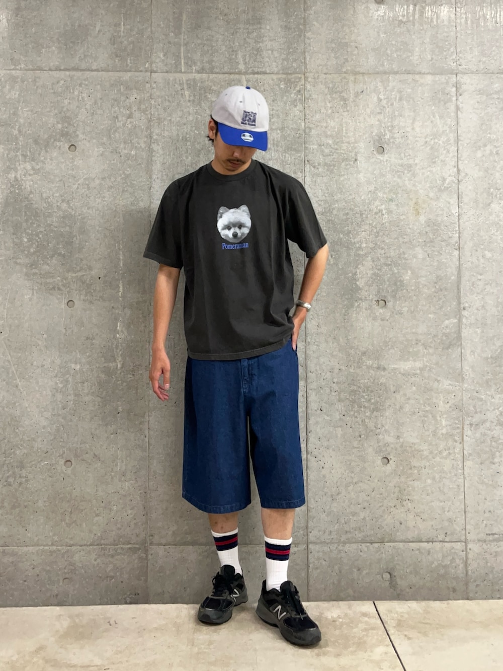 「黒Tシャツ、スポーツミックス、古着MIX、キャップ、ハーフパンツ、デニム、Tシャツ、夏コーデ、メンズファッション、お出かけコーデ、今日のコーデ、初夏コーデ、Tシャツコーデ、アニマル、トレンド」｜「GLOSTERの【新柄追加】【GLOSTER/グロスター】DOG&CAT 犬猫プリント ピグメント プリントTシャツ（Tシャツ/カットソー、ブラック系）」を使った、ハヤシさん（骨格ストレート・メンズ・183cm）の夏コーディネートの4枚目の写真