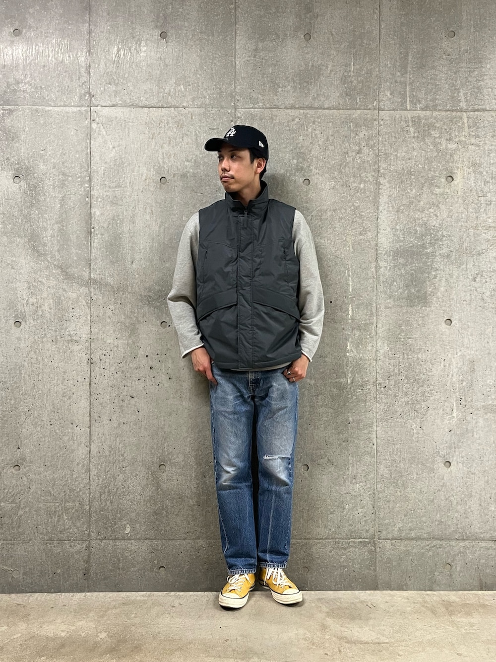 「プチプラ、ストリート、スウェット、カットオフ、デニム、古着MIX、コンバース、CT70s、スポーツミックス、ベスト、春コーデ、春アウター、大人コーデ、シンプル、カジュアル」｜「GLOSTERの【GLOSTER/グロスター】カットオフ リメイククルーネックスウェット（スウェット、グレー系）」を使った、ハヤシさん（メンズ・183cm）の春コーディネートの2枚目の写真