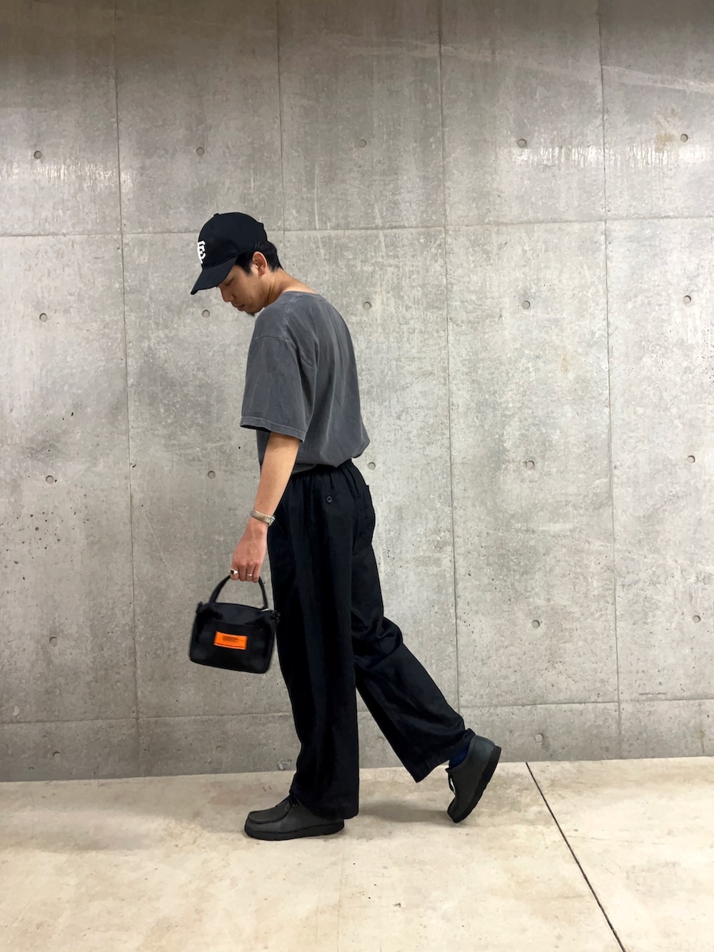 「バンドT、バンT、古着MIX、古着、古着好きな人と繋がりたい、ブラック、ワントーンコーデ、夏コーデ、モノトーン、デートコーデ、キャップ、夏だ!Tシャツ着よう!、シンプルコーデ、ストリートMIX、おしゃれさんと繋がりたい」|「GOOD ROCK SPEEDの【新柄追加】【GOOD ROCK SPEED/グッドロックスピード】別注オーバーサイズTシャツ バンT バンドT(Tシャツ/カットソー、その他)」を使った、ハヤシさん(メンズ・183cm)の夏コーディネートの2枚目の写真