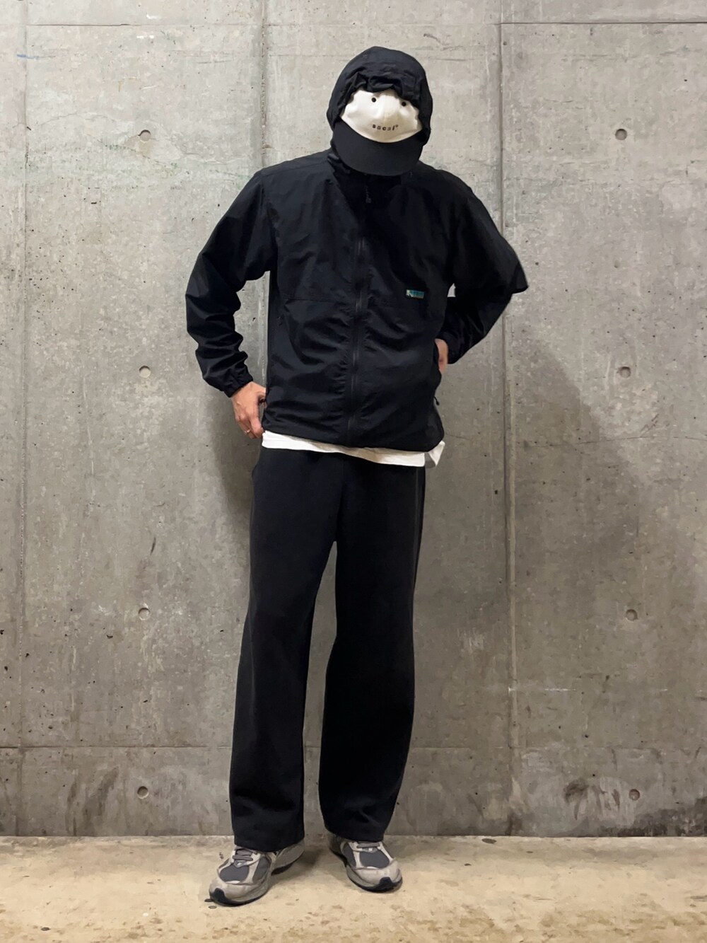 「レイヤードスタイル、キャップ、春夏コーデ、シンプルコーデ、休日スタイル、スニーカー、Tシャツ、お出かけコーデ、古着MIX、雨の日コーデ、マウンテンパーカー、ナイロンジャケット、パーカー、バンドT、Tシャツコーデ」｜「Franklin Climbingの【Franklin Climbing/フランクリンクライミング】マウンテンジャケット UV/撥水（ブルゾン、ブラック系）」を使った、ハヤシさん（骨格ストレート・メンズ・183cm）の春コーディネートの2枚目の写真