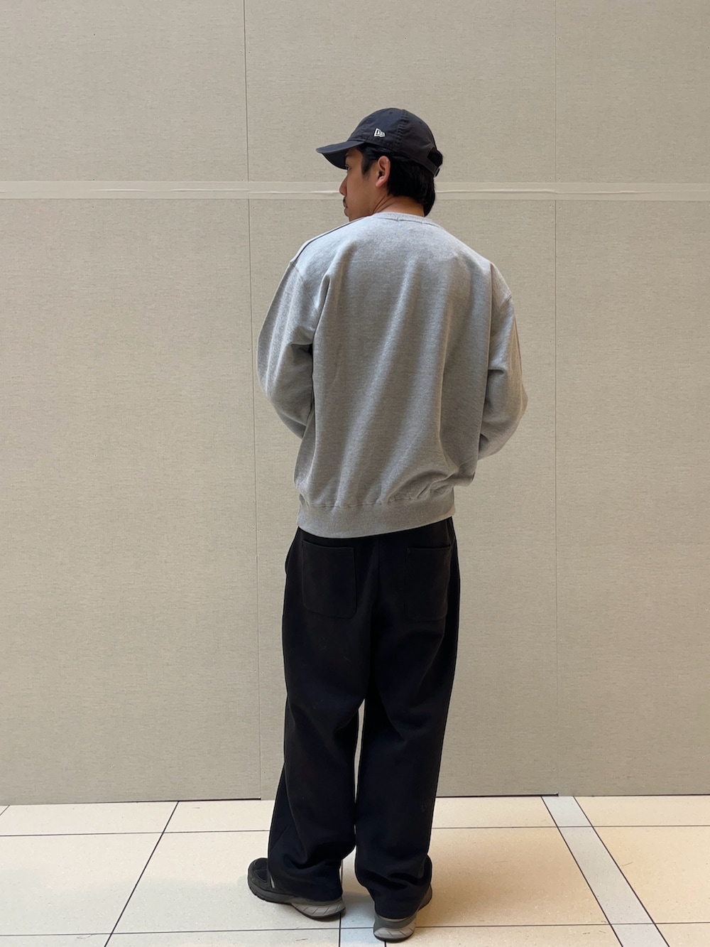 「ユニセックス、アニマル、アニマル柄、猫、スウェット、スウェットコーデ、春、春コーデ、春夏コーデ、シンプルスタイル、ラフコーデ、大人カジュアル、30代コーデ、着回しコーデ、お揃いコーデ」｜「GLOSTERの【GLOSTER/グロスター】DOG&CAT 犬猫プリント クルーネックスウェット（スウェット、グレー系）」を使った、ハヤシさん（骨格ストレート・メンズ・183cm）の春コーディネートの3枚目の写真