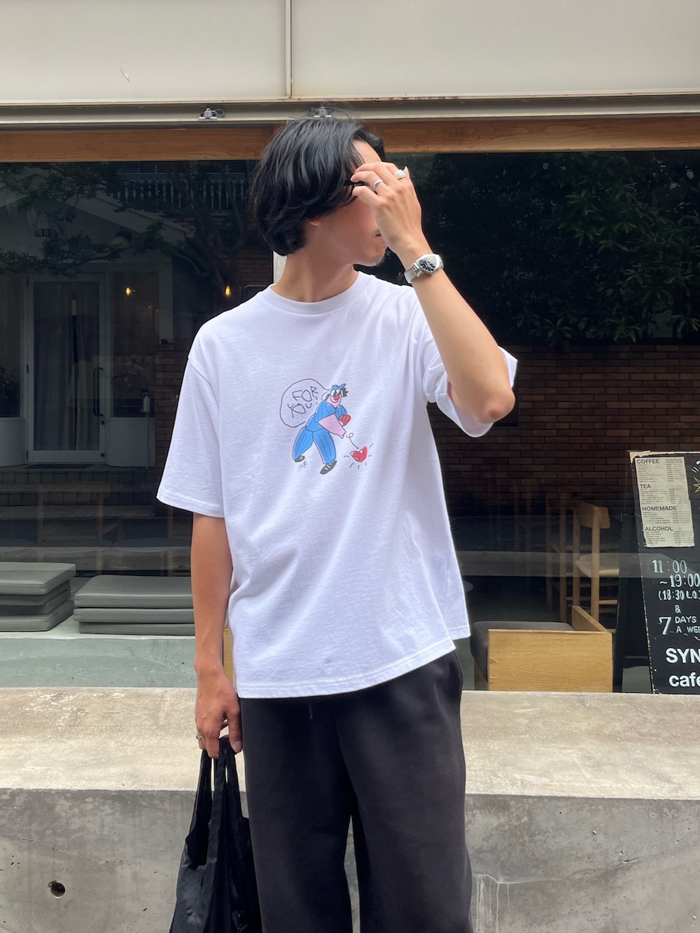 「スポーツミックス、白Tシャツ、夏ルックで気分アップ、テーマパークコーデ、シンプルコーデ、夏コーデ、お出かけコーデ、フェススタイル、ロゴT、お洒落さんとつながりたい、大人カジュアル、いいね、save、フォローお願いします🤑、メンズファッション、プリントT、プリントTシャツ」｜「GLOSTERのイラストレーター【ogwillust/オガワナツミ】 コラボ プリントTシャツ（Tシャツ/カットソー、ホワイト系）」を使った、ハヤシさん（メンズ・183cm）の夏コーディネートの2枚目の写真