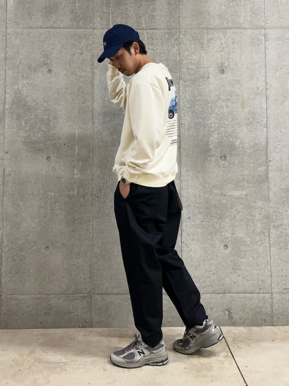 「春色、今日のコーデ、スウェット、スウェットコーデ、シンプル、シンプルコーデ、ディッキーズ(Dickies)、チノパン、大人カジュアル、ジムニー、プリントスウェット、キャップ、キャップコーデ、デートコーデ、春」｜「WILDERNESS EXPERIENCEの【WILDERNESS EXPERIENCE×JIMNY】別注 フェイクスエード プルオーバー（スウェット、ホワイト系）」を使った、ハヤシさん（骨格ストレート・メンズ・183cm）の春コーディネートの3枚目の写真