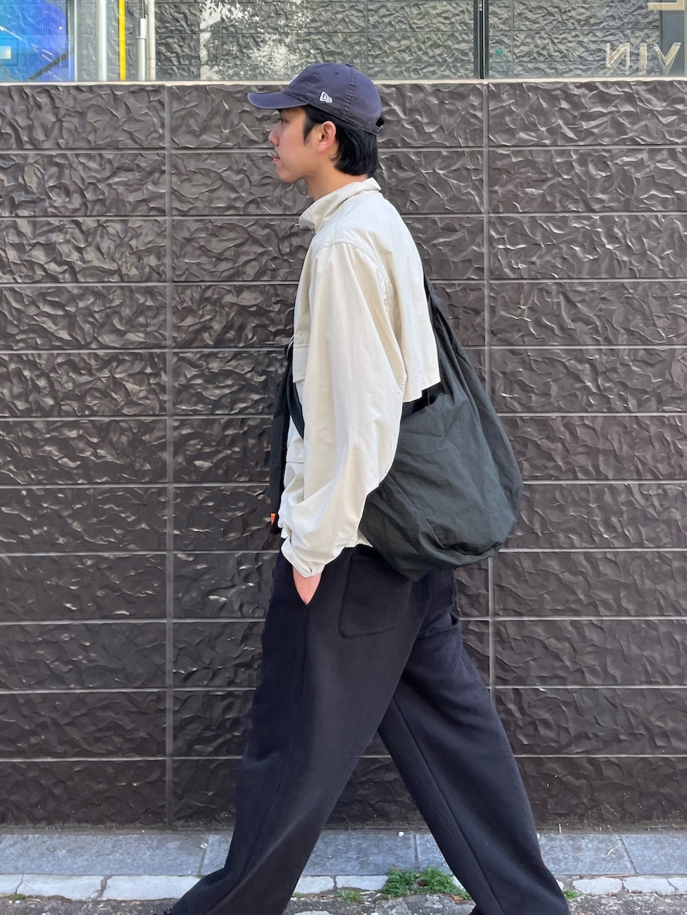 「春色、春めき満開コーデ、スポーツミックス、キャップ、淡色コーデ、休日スタイル、デートコーデ、お出かけコーデ、ショルダーバッグ、アウトドアスタイル、モノトーン、おしゃれさんと繋がりたい、ストリートコーデ、お花見コーデ、春アウター」｜「KELTYの【KELTY×GLOSTER】別注 アーバンフィールドジャケット リップストップ（ブルゾン、ベージュ系）」を使った、ハヤシさん（骨格ストレート・メンズ・183cm）の春コーディネートの3枚目の写真