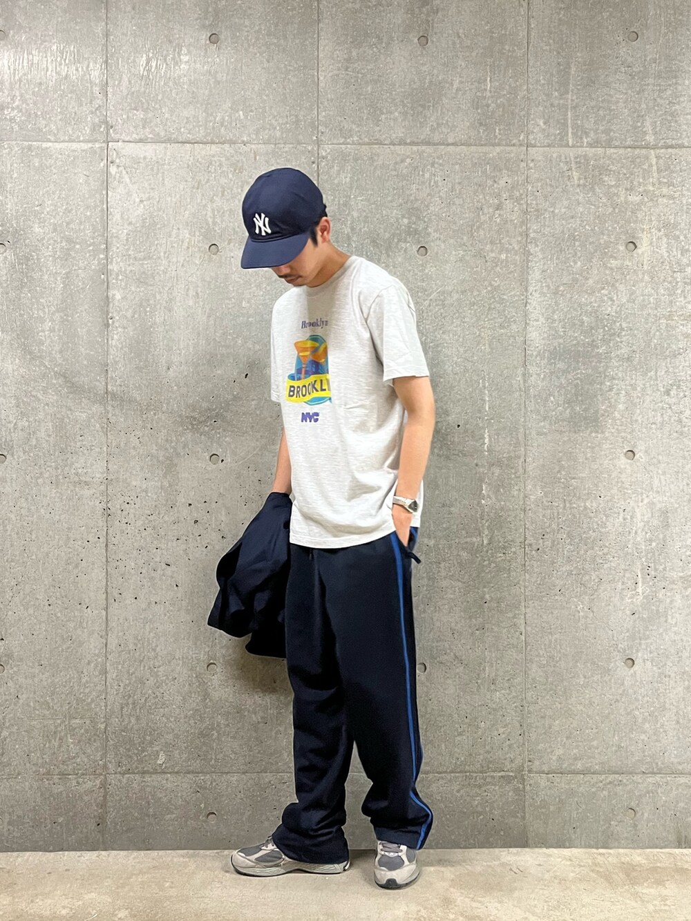 「トラックパンツ、韓国ファッション、春夏コーデ、スポーツミックス、古着MIX、ブルー、ブレザー、紺ブレ、Tシャツ、プリントT、リラックススタイル、大人カジュアル、着回しコーデ、GAP、お洒落さんとつながりたい」｜「GLOSTERの【GLOSTER/グロスター】サマージャケット ネイビーブレザー 紺ブレ 金ボタン ダブル（テーラードジャケット、ブルー系）」を使った、ハヤシさん（メンズ・183cm）の春コーディネートの4枚目の写真