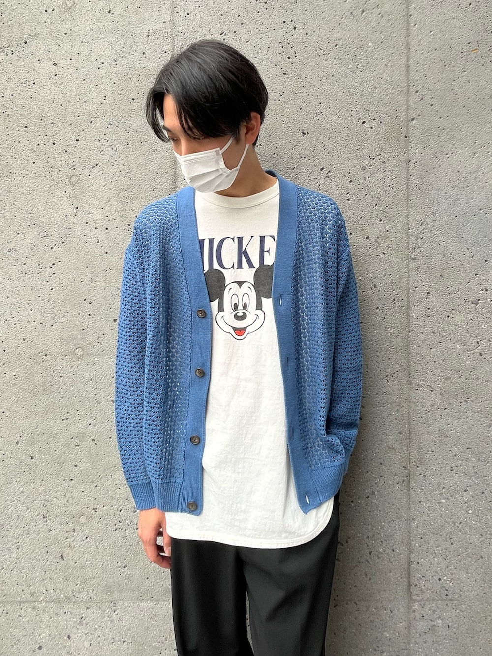 「春服デビュー宣言、ミッキー、ミッキーT、七分袖、青、青×白、カーディガン、春コーデ、春、大人カジュアル、レトロ、プリントT、ユニセックス、今日のコーデ、シンプルスタイル」｜「GLOSTERの【ユニセックス対応】【GLOSTER/グロスター】カラーブークレ Vネック オーバーカーディガン ドロップショルダー（カーディガン/ボレロ、ブルー系）」を使った、ハヤシさん（メンズ・183cm）の春コーディネートの2枚目の写真