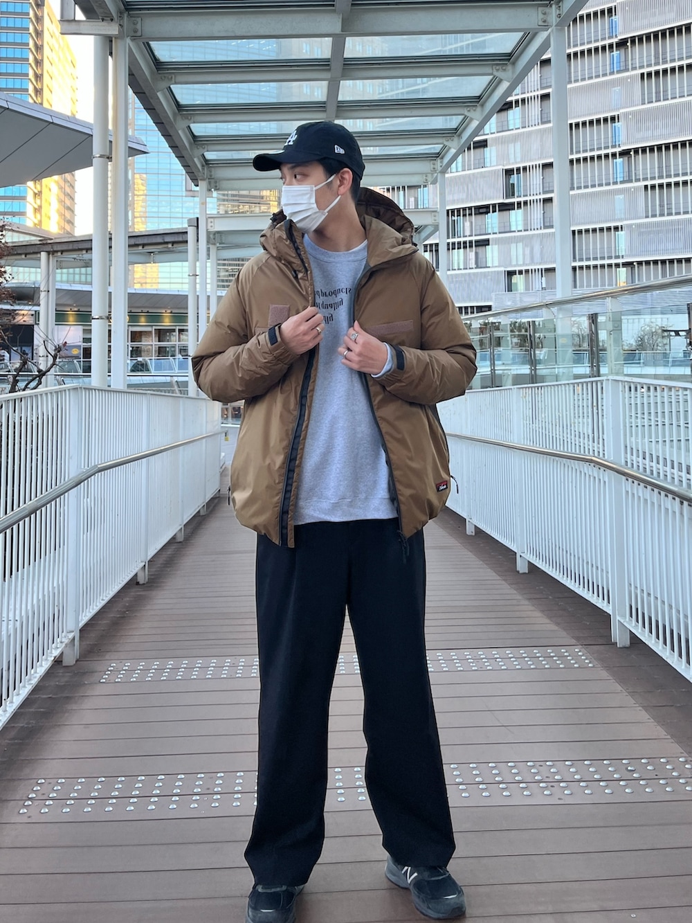 グレー系のスウェット、ベージュ系のダウンジャケット/コート、ブラック系のその他パンツを着用したメンズの冬コーディネートの2枚目の写真