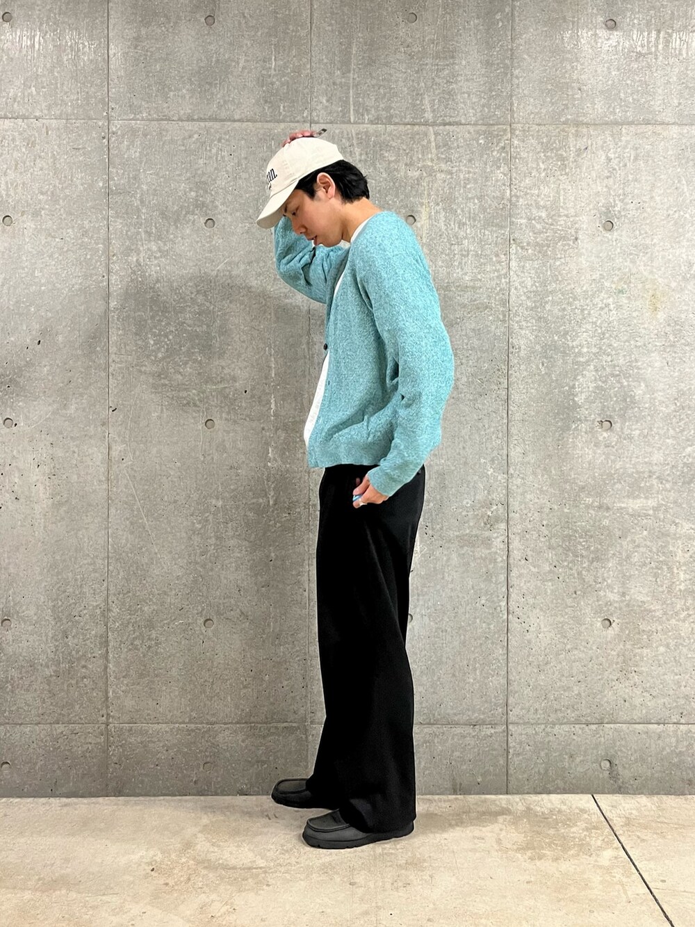 「春コーデ、デートコーデ、ロゴスウェット、スラックス、春服みてみて、パステルカラー、レイヤードスタイル、お出かけコーデ、大人カジュアル、春色、アニマル、スウェット、ミントグリーン、お洒落さんとつながりたい、シンプルコーデ」｜「GLOSTERの【GLOSTER/グロスター】フレンチブルドッグ刺繍 リネン混 カーディガン Vネック（カーディガン/ボレロ、グリーン系）」を使った、ハヤシさん（メンズ・183cm）の春コーディネートの2枚目の写真
