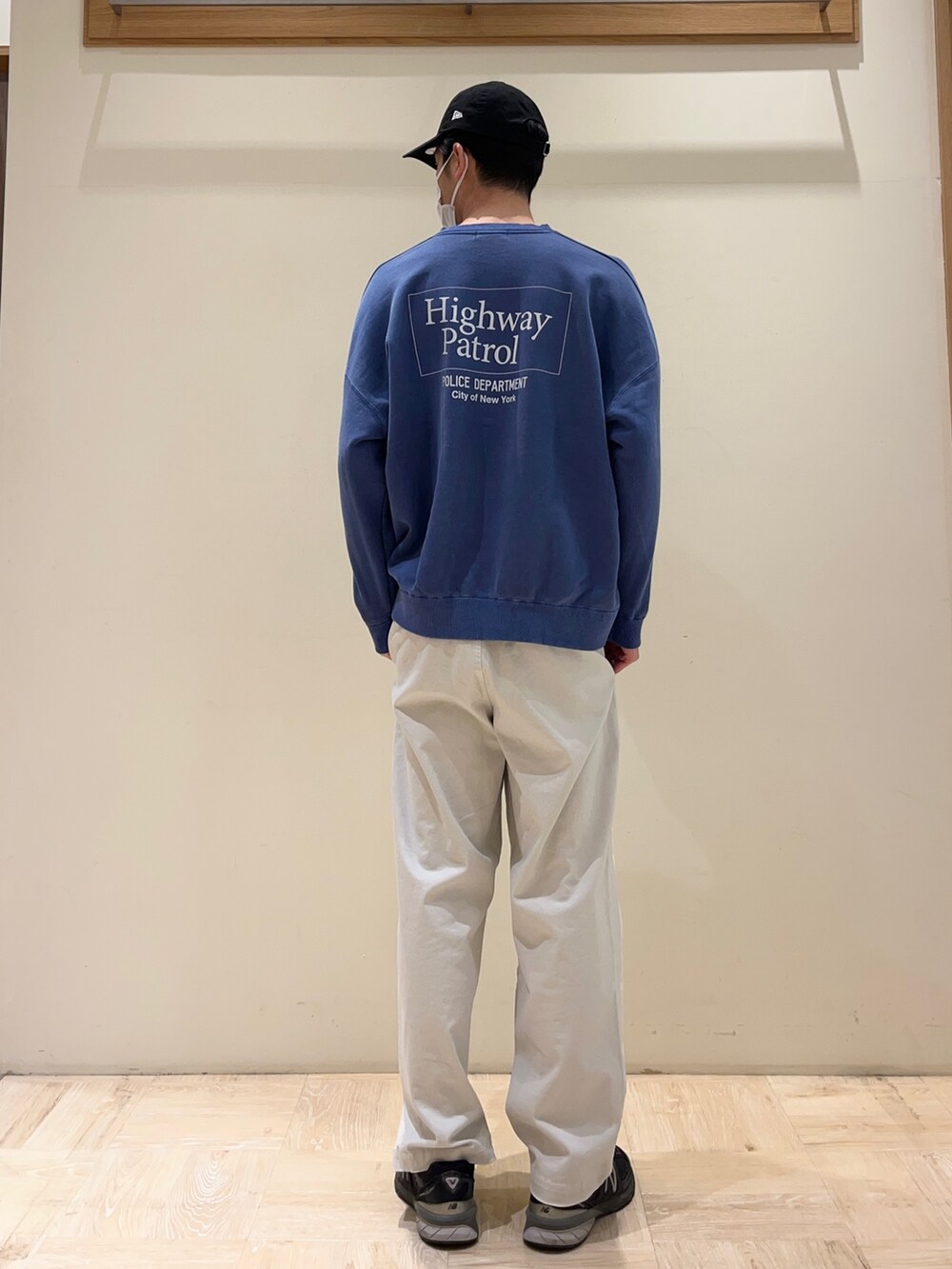 ブルー系のスウェット、ブルー系のショルダーバッグ、ベージュ系のその他パンツを着用したメンズの冬コーディネートの3枚目の写真