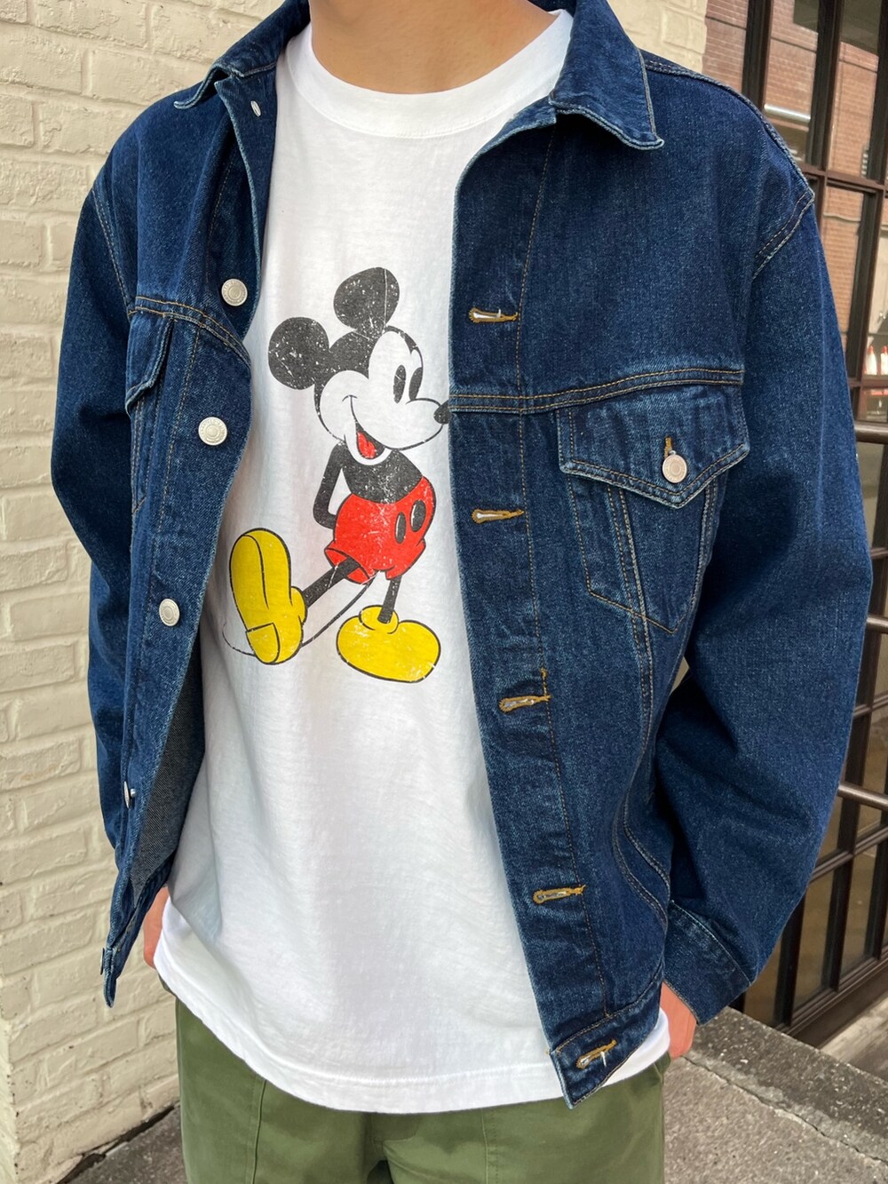 「休日スタイル、春色、デニム、デニムジャケット、ミッキー、ミッキーT、ディズニーコーデ、スニーカー、キャップ、春アウター、ベイカーパンツ、カーキ、春コーデ、カジュアルコーデ、大人カジュアル」｜「GOOD ROCK SPEEDの【GOOD ROCK SPEED/グッドロックスピード】別注ミッキー / プリント / 半袖Tシャツ / MICKEY（Tシャツ/カットソー、ホワイト系）」を使った、ハヤシさん（メンズ・183cm）の冬コーディネートの4枚目の写真