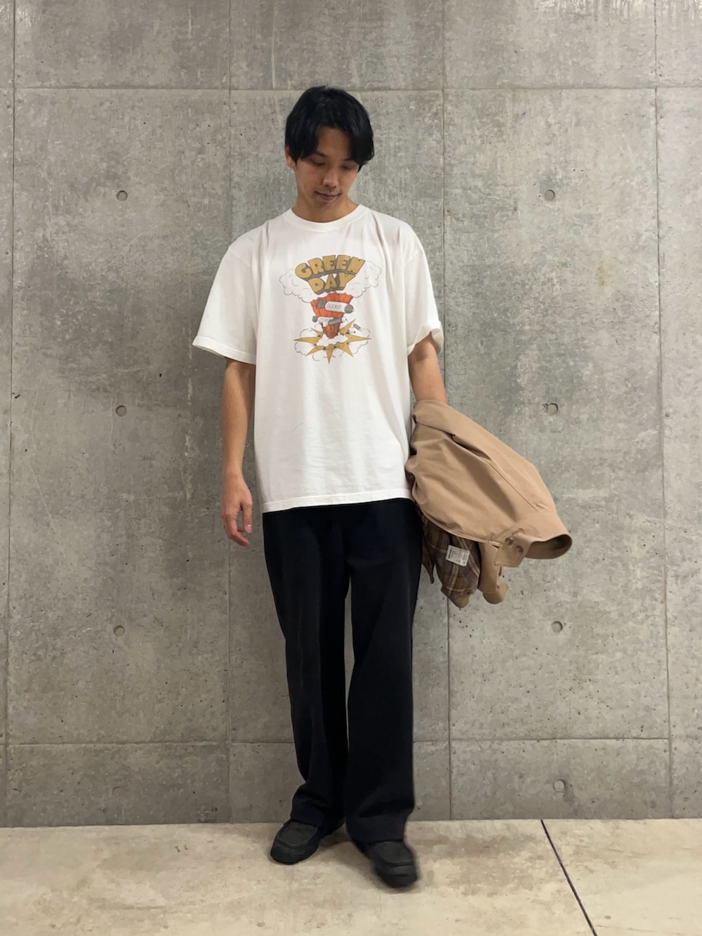 「バンドT、グリーンデイ、greenday、春コーデ、春、春夏コーデ、春アウター、エディーバウアー、eddiebauer、スウィングトップ、おでかけコーデ、お洒落さんとつながりたい、ストリートコーデ、春服、30代コーデ」｜「GOOD ROCK SPEEDの【GOOD ROCK SPEED】 別注 オーバーサイズバンドTシャツ バンT ロックT（Tシャツ/カットソー、ホワイト系）」を使った、ハヤシさん（骨格ストレート・メンズ・183cm）の春コーディネートの2枚目の写真