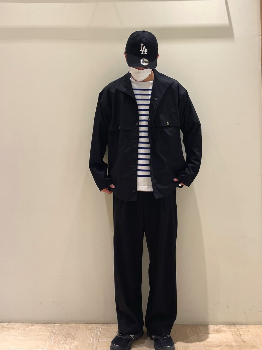 「キャップ、シンプルコーデ、ブラックコーデ、ブラック、ボーダー、ワントーンコーデ、モノトーンコーデ、春、おしゃれさんと繋がりたい、春コーデ、カジュアルコーデ、スニーカーコーデ、ストリート、休日スタイル、スポーツミックス」|「ARMY TWILLの【ARMY TWILL/アーミーツイル】SHIRTS JACKET シャツジャケット(シャツ/ブラウス、ブラック系)」を使った、ハヤシさん(メンズ・183cm)の春コーディネートの2枚目の写真