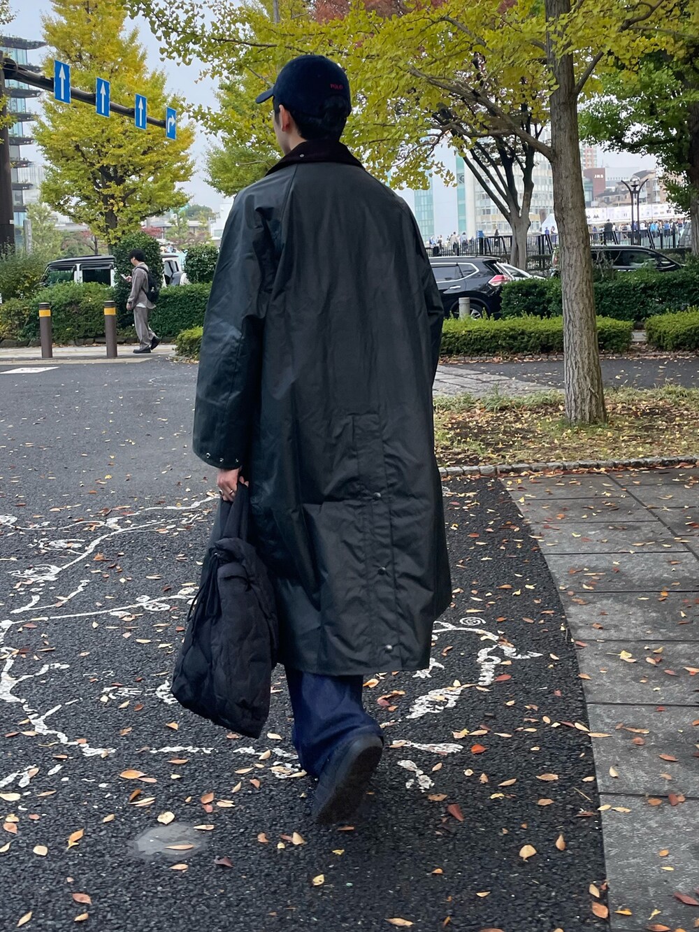 「冬コーデ、ロングコート、クリスマスに着たい服、マイベストコーデ2024、デニム、テーマパークコーデ、SUBU、キャップ、冬アウター、休日スタイル、バブアー、barbour、おしゃれさんと繋がりたい、オトナカジュアル、シンプルスタイル」｜「Barbourの【Barbour】BURGHLEY バーレー ワックス コットン ロング コート オーバーサイズ（その他アウター、グリーン系）」を使った、ハヤシさん（メンズ・183cm）の冬コーディネートの3枚目の写真