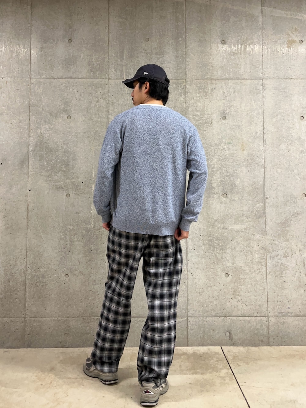 「春色、春めき満開コーデ、キャップ、休日スタイル、デートコーデ、カーディガン、お出かけコーデ、チェック、チェックパンツ、ブルー、ブルーコーデ、春夏コーデ、大人カジュアル、シンプルスタイル、シンプル」｜「GLOSTERの【GLOSTER/グロスター】フレンチブルドッグ刺繍 リネン混 カーディガン Vネック（カーディガン/ボレロ、ブルー系）」を使った、ハヤシさん（骨格ストレート・メンズ・183cm）の春コーディネートの3枚目の写真