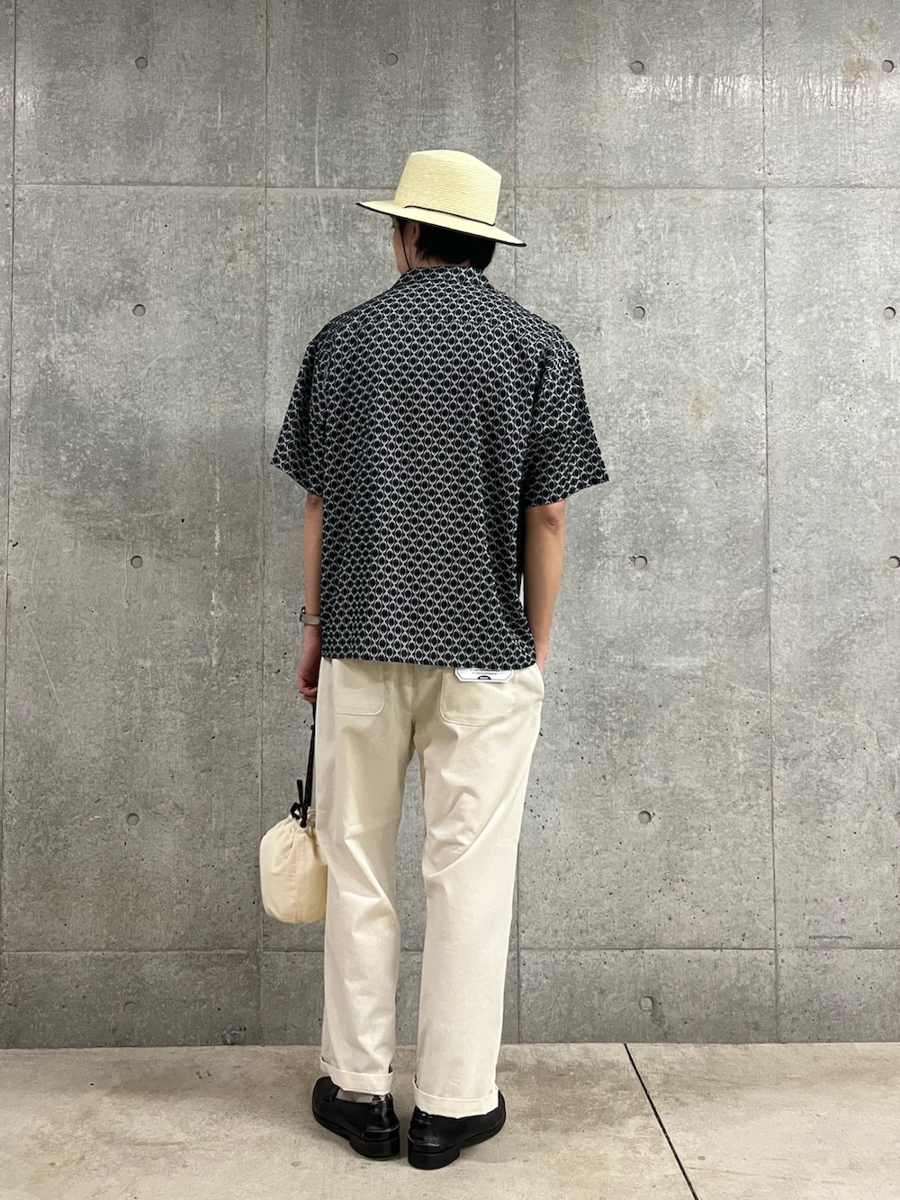 「柄シャツ、ワイドパンツ、シャツスタイル、休日スタイル、お出かけコーデ、白パンツ、ローファー、デートコーデ、総柄、オープンカラーシャツ、アロハシャツ、ストローハット、大人カジュアル、シャツコーデ、初夏コーデ」｜「GLOSTERの【GLOSTER】CODE LONG BRIM STRAW HAT ハット 麦わら カンカン帽（ハット、ホワイト系）」を使った、ハヤシさん（骨格ストレート・メンズ・183cm）の春コーディネートの2枚目の写真