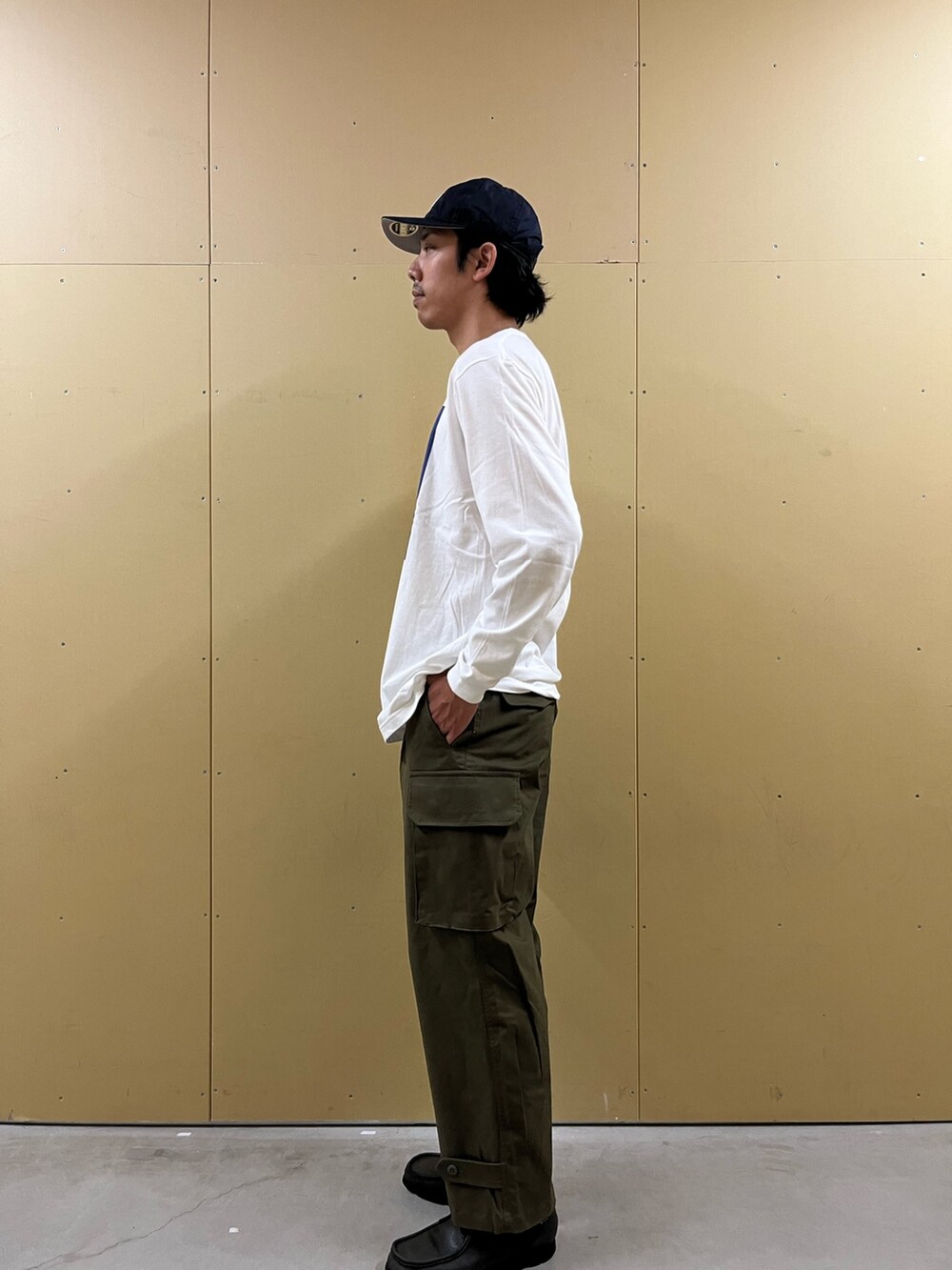 「ストリート、m47、カーゴパンツ、カーキ、カーキパンツ、ミリタリー、ミリタリーコーデ、イラスト、イラストT、キャップ、メンズライク、ユニセックス、秋コーデ、秋のコーデ、秋服」｜「GLOSTERのイラストレーター【ogwillust/オガワナツミ】コラボロンT vol2［the king of beasts］（Tシャツ/カットソー、ホワイト系）」を使った、ハヤシさん（メンズ・183cm）の秋コーディネートの2枚目の写真