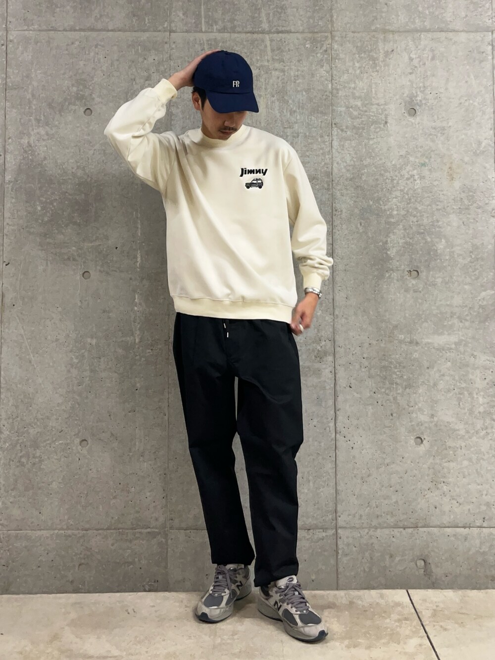 「春色、今日のコーデ、スウェット、スウェットコーデ、シンプル、シンプルコーデ、ディッキーズ(Dickies)、チノパン、大人カジュアル、ジムニー、プリントスウェット、キャップ、キャップコーデ、デートコーデ、春」｜「WILDERNESS EXPERIENCEの【WILDERNESS EXPERIENCE×JIMNY】別注 フェイクスエード プルオーバー（スウェット、ホワイト系）」を使った、ハヤシさん（骨格ストレート・メンズ・183cm）の春コーディネートの2枚目の写真