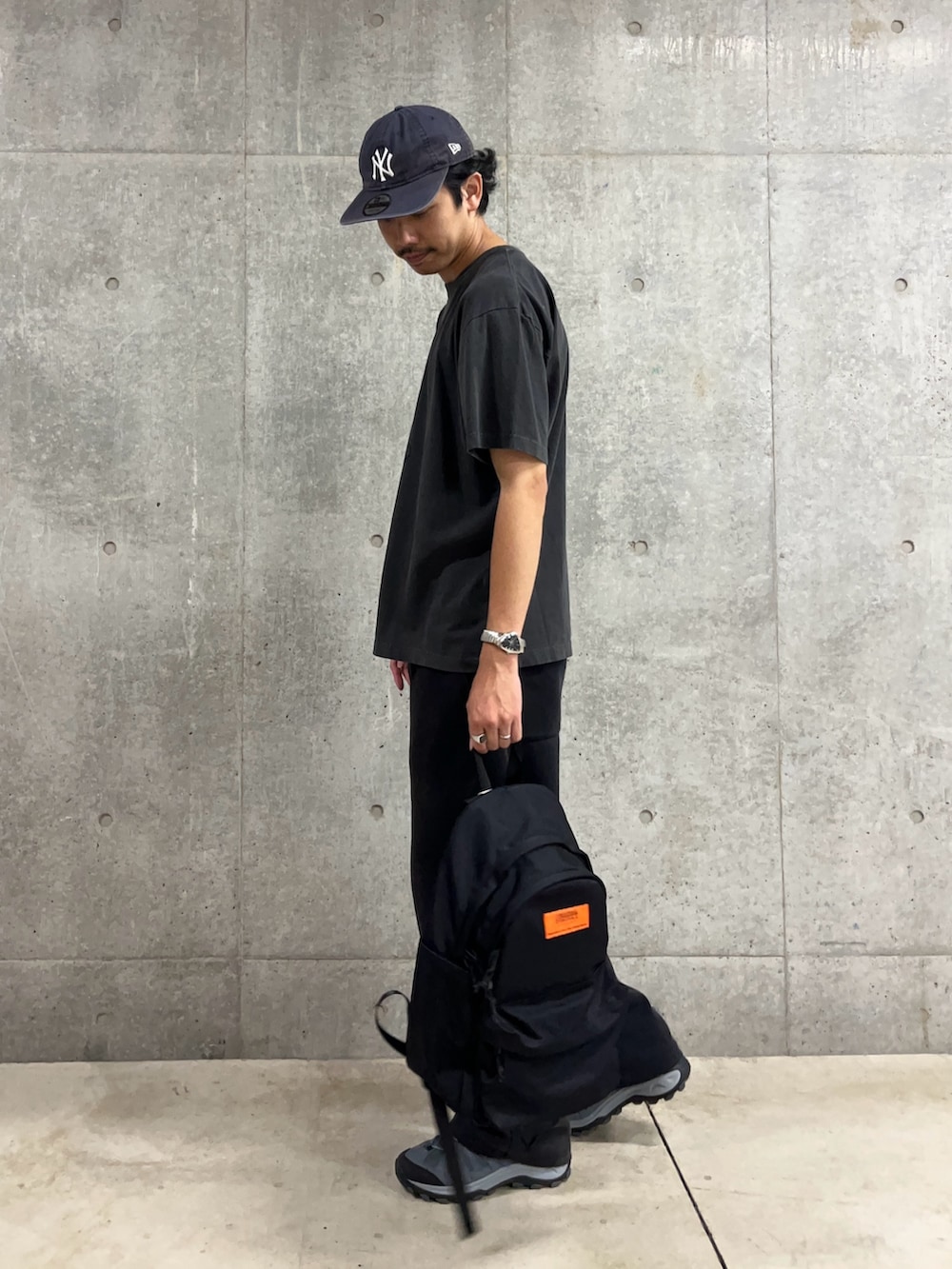「秋服準備はじめました、着こなしのちょこっとテク、古着MIX、シンプルコーデ、お出かけコーデ、キャップ、ストリート、モノトーン、大人カジュアル、ミッキー、ミッキーT、ディズニーコーデ、ディズニー、テーマパークコーデ、ブラックコーデ」｜「GOOD ROCK SPEEDの【GOOD ROCK SPEED】MICKEY / フロッキープリントTシャツ（Tシャツ/カットソー、ブラック系）」を使った、ハヤシさん（骨格ストレート・メンズ・183cm）の秋コーディネートの3枚目の写真