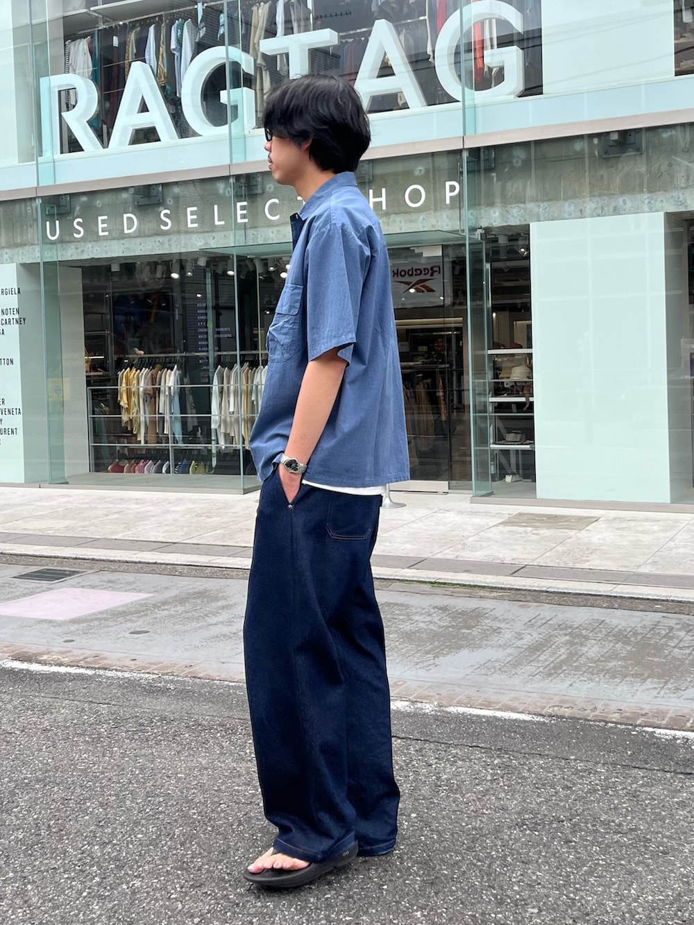 「柄シャツ、レイヤードスタイル、サンダル、夏コーデ、韓国ファッション、デートコーデ、メガネ男子、きれいめカジュアル、デニム、サングラス、シャツスタイル、古着MIX、お出かけコーデ、大人カジュアルコーデ、おしゃれさんと繋がりたい」｜「GLOSTERの【GLOSTER/グロスター】コットンピグメントショーツスリーブシャツ オーバーシャツ（シャツ/ブラウス、ブルー系）」を使った、ハヤシさん（骨格ストレート・メンズ・183cm）の夏コーディネートの2枚目の写真