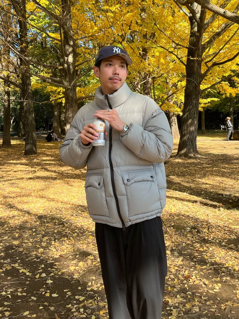 「淡色コーデ、ストリート、ブーツ、ダウンジャケット、レイヤードスタイル、韓国ファッション、スラックス、キャップ、冬アウター、休日スタイル、クリスマスに着たい服、TAION、ダウン、お出かけコーデ、ホワイト」｜「TAIONの【TAION/タイオン】GLOSTER別注 VOLUME DOWN ダウン ボリューム（ダウンジャケット/コート、グレー系）」を使った、ハヤシさん（メンズ・183cm）の冬コーディネートの3枚目の写真