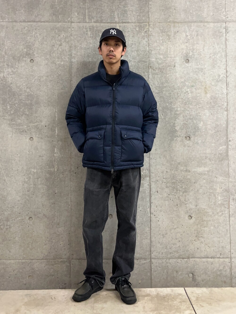 「ダウン、ダウンジャケット、TAION、シンプルスタイル、メンズファッション、オトナカジュアル、ブラックコーデ、休日コーデ、おでかけコーデ、着回しコーデ、ダークカラー、ネイビー、アウター、アウターコーデ、冬コーデ」｜「TAIONの【TAION/タイオン】GLOSTER別注 ボリュームダウン ダウンジャケット（ダウンジャケット/コート、ブルー系）」を使った、ハヤシさん（骨格ストレート・メンズ・183cm）の冬コーディネートの2枚目の写真