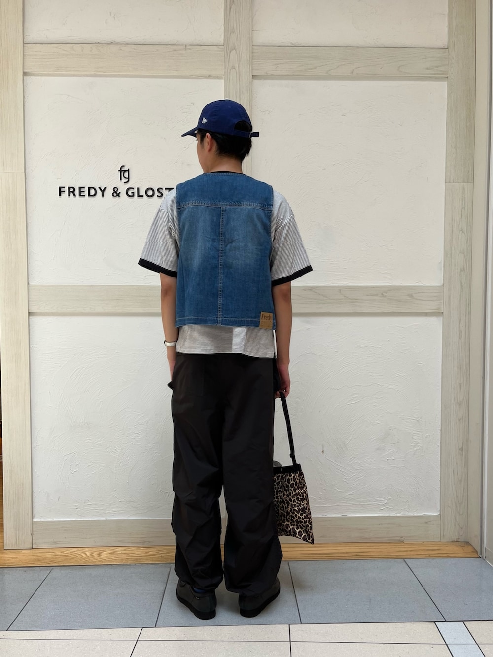 「ベスト、デニム、デニムベスト、ユニセックス、レディース、リンガーTシャツ、ミリタリー、M65、drifter、アニマル柄、y2k、夏コーデ、カジュアルコーデ、ラフ、おしゃれさんと繋がりたい」|「fredy emueのデニムポケットベスト(デニムジャケット、ブルー系)」を使った、ハヤシさん(メンズ・183cm)の夏コーディネートの3枚目の写真