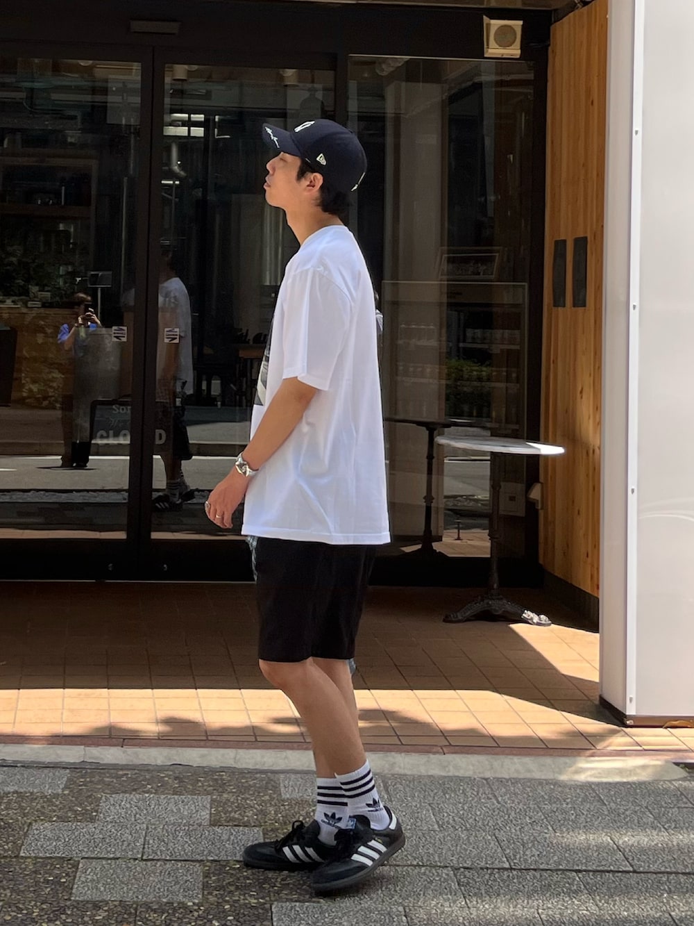 「スポーツミックス、白Tシャツ、ハーフパンツ、シンプルコーデ、夏コーデ、お出かけコーデ、フェススタイル、アウトドアスタイル、キャップ、デートコーデ、夏服、休日コーデ、バンドT、ショートパンツ、グラミチ」｜「GOOD ROCK SPEEDの【GOOD ROCK SPEED】 別注 オーバーサイズバンドTシャツ バンT ロックT（Tシャツ/カットソー、ホワイト系）」を使った、ハヤシさん（メンズ・183cm）の夏コーディネートの2枚目の写真