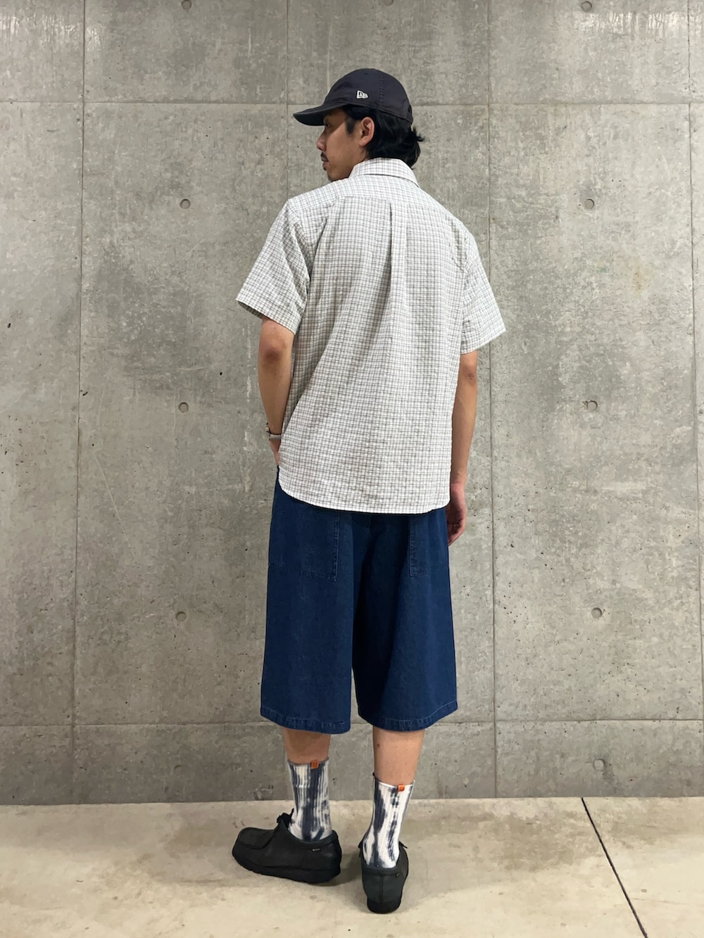 「柄シャツ、夏コーデ、キャップ、韓国ファッション、ハーフパンツ、デニム、シャツスタイル、お出かけコーデ、フェススタイル、おしゃれさんと繋がりたい、シンプルスタイル、シャツ、チェック、チェックシャツ、タイダイ柄」｜「GEVACOの【EXCLUSIVE】【GEVACO/ゲバコ】シアサッカー ボタンダウン半袖シャツ（無地/チェック）（シャツ/ブラウス、ホワイト系）」を使った、ハヤシさん（骨格ストレート・メンズ・183cm）の夏コーディネートの3枚目の写真