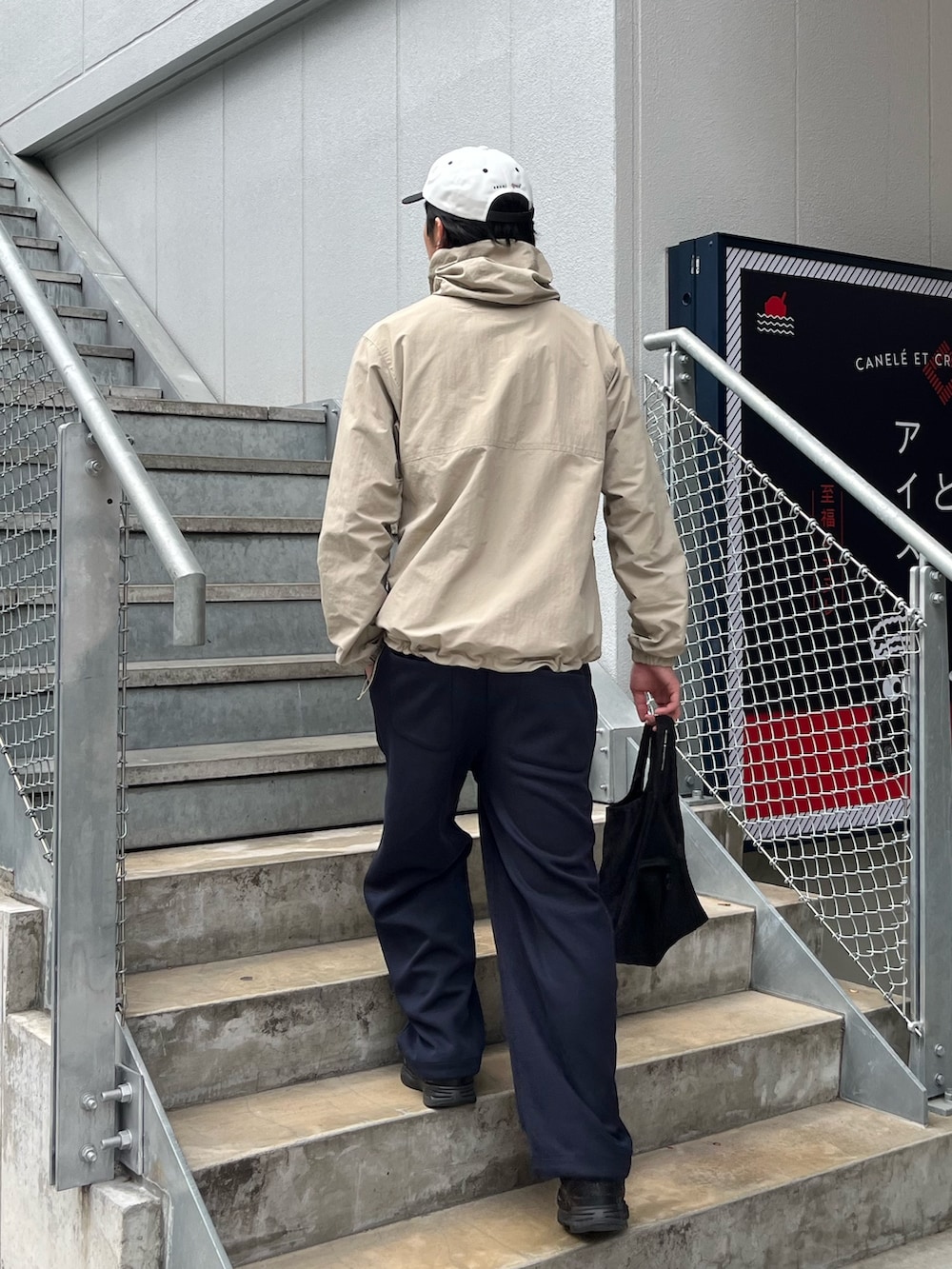 「スポーツミックス、雨の日コーデ、古着MIX、淡色コーデ、キャップ、ストリートコーデ、シティーボーイ、メンズライク、アウトドア、アウトドアスタイル、マウンテンパーカー、ナイロンジャケット、パーカー、大人コーデ、ファッションを楽しもう」｜「Franklin Climbingの【Franklin Climbing/フランクリンクライミング】マウンテンジャケット UV/撥水（ブルゾン、グレー系）」を使った、ハヤシさん（骨格ストレート・メンズ・183cm）の夏コーディネートの3枚目の写真