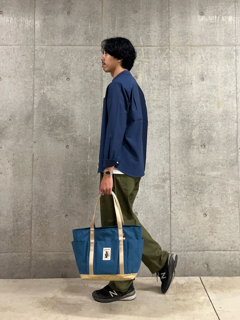 グリーン系のその他パンツ、ブルー系のシャツ/ブラウス、ホワイト系のTシャツ/カットソーを着用したメンズの秋コーディネートの2枚目の写真