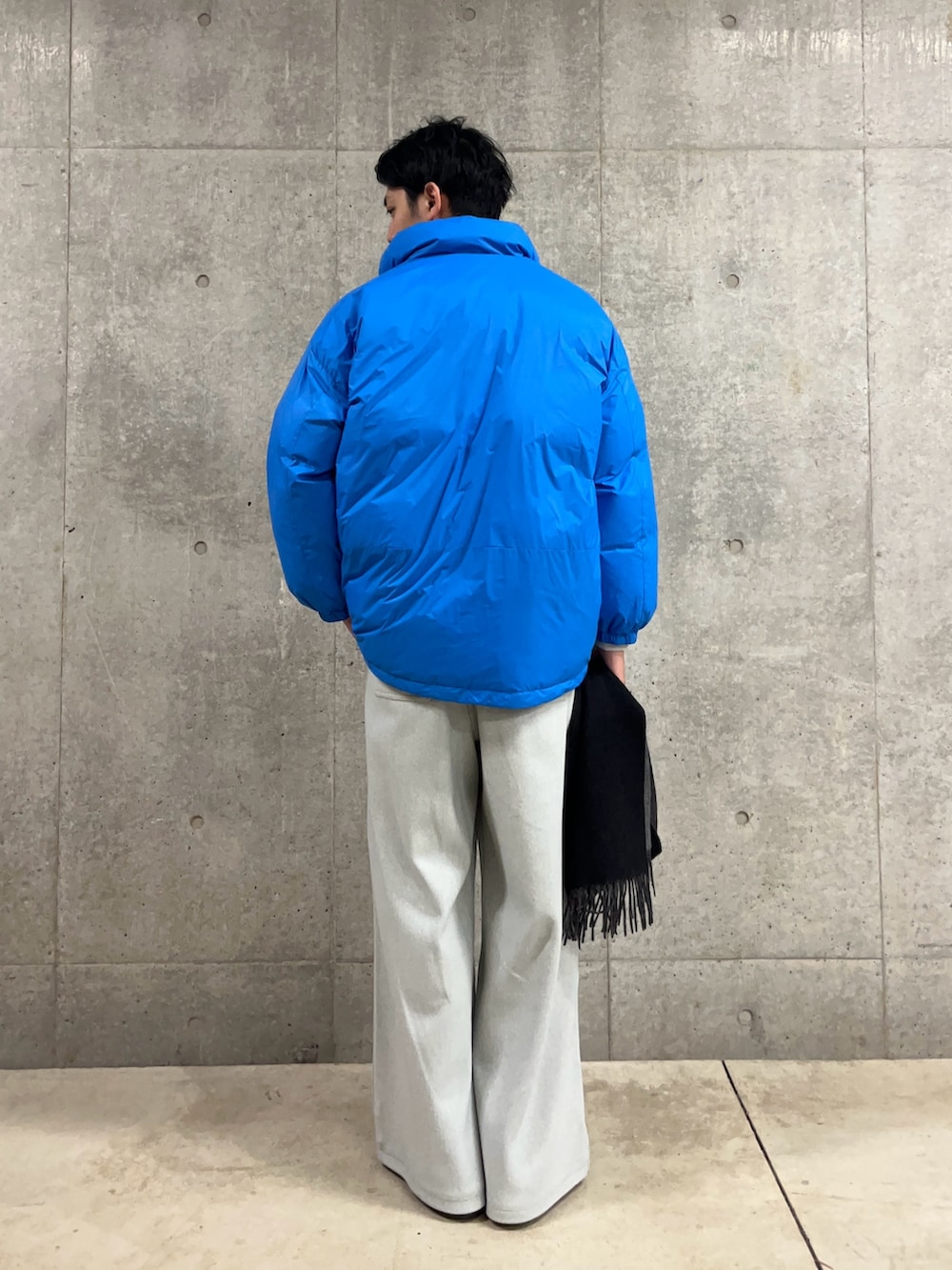 ブルー系のダウンジャケット/コート、グレー系のスウェット、グレー系のその他パンツを着用したメンズの冬コーディネートの5枚目の写真