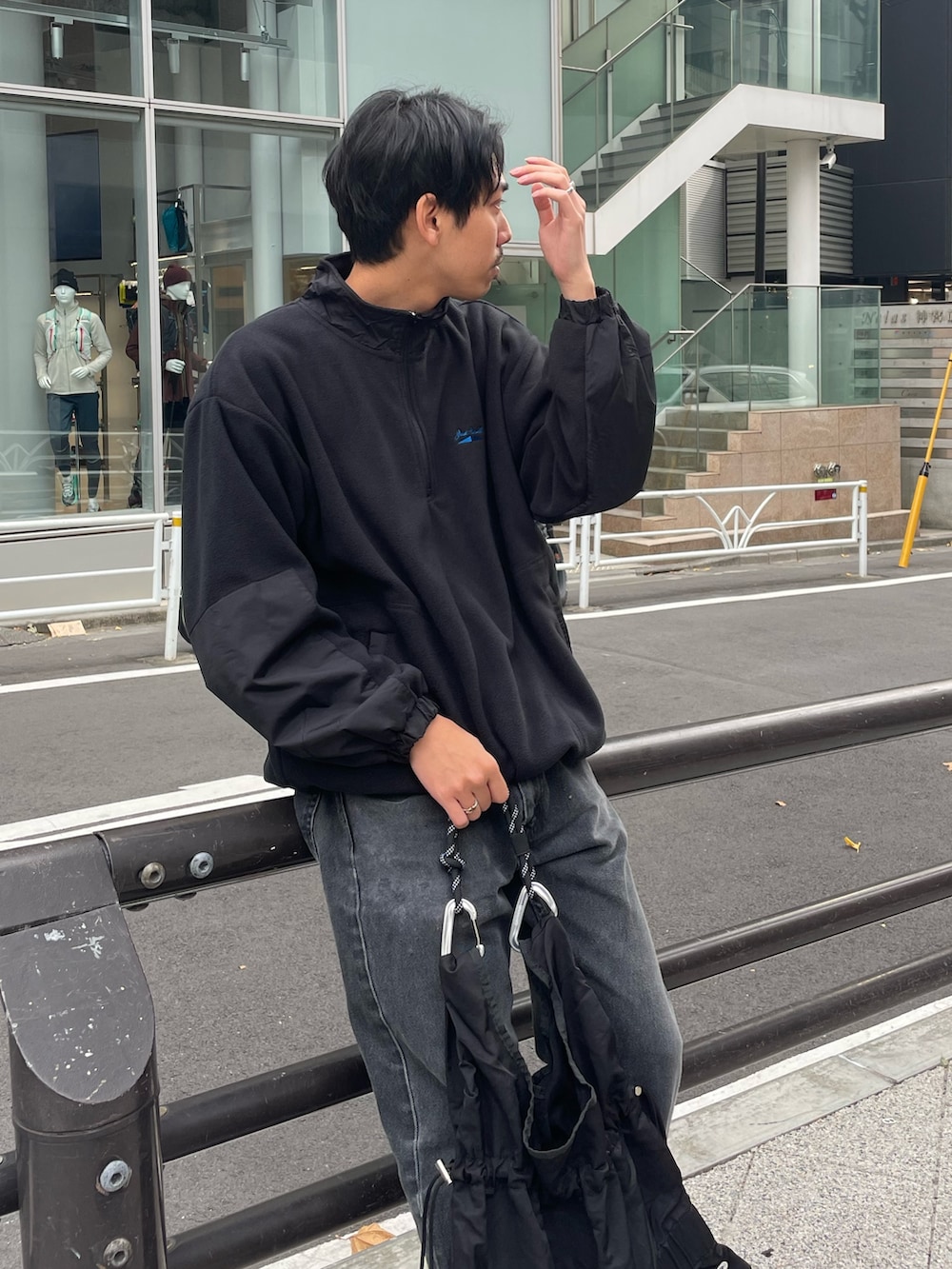 「フリース、コンバース、ジャックパーセル、真冬のあったかスタイル、休日スタイル、お出かけコーデ、シティーボーイ、春、お洒落さんとつながりたい、カジュアル、カジュアルコーデ、デニム、デニムパンツ、ストリート、ストリートMIX」｜「SUBUの【SUBU/スブ】F-line ウインターサンダル UNISEX/ユニセックス（サンダル、ブラック系）」を使った、ハヤシさん（骨格ストレート・メンズ・183cm）の冬コーディネートの4枚目の写真