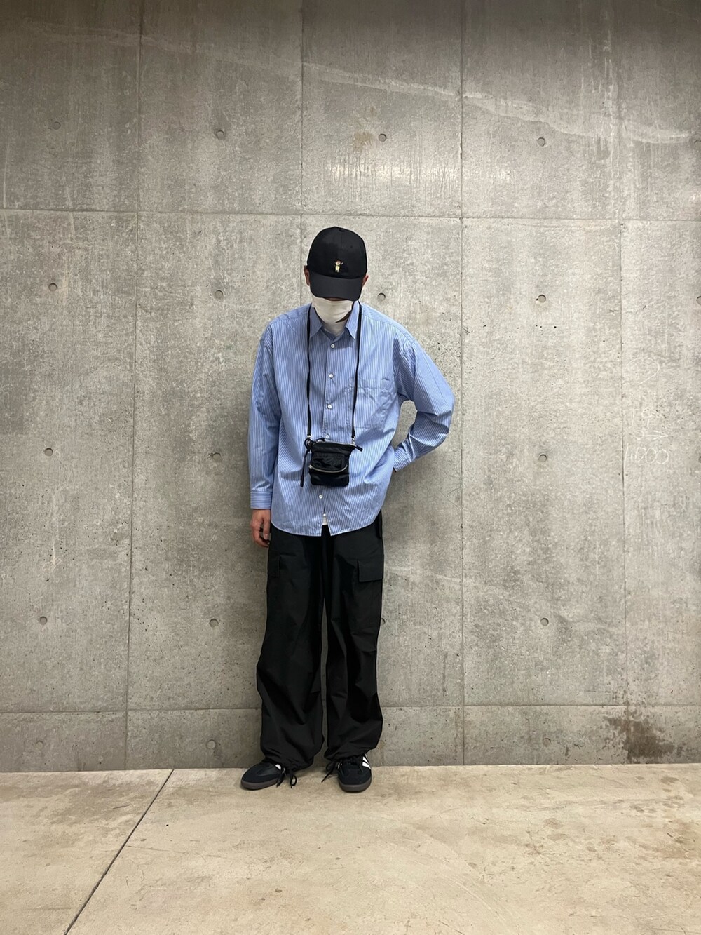 「春服デビュー宣言、シャツ、青シャツ、ストライプシャツ、M-65、カーゴパンツ、ワイドパンツ、ミリタリー、きれいめカジュアル、ナイロンパンツ、ブラック、春コーデ、春、着回しコーデ、大人カジュアル」｜「THOMAS MASONの【THOMAS MASON/トーマス・メイソン】ストライプシャツ レギュラーカラー オーバーサイズ（シャツ/ブラウス、ブルー系）」を使った、ハヤシさん（メンズ・183cm）の春コーディネートの2枚目の写真