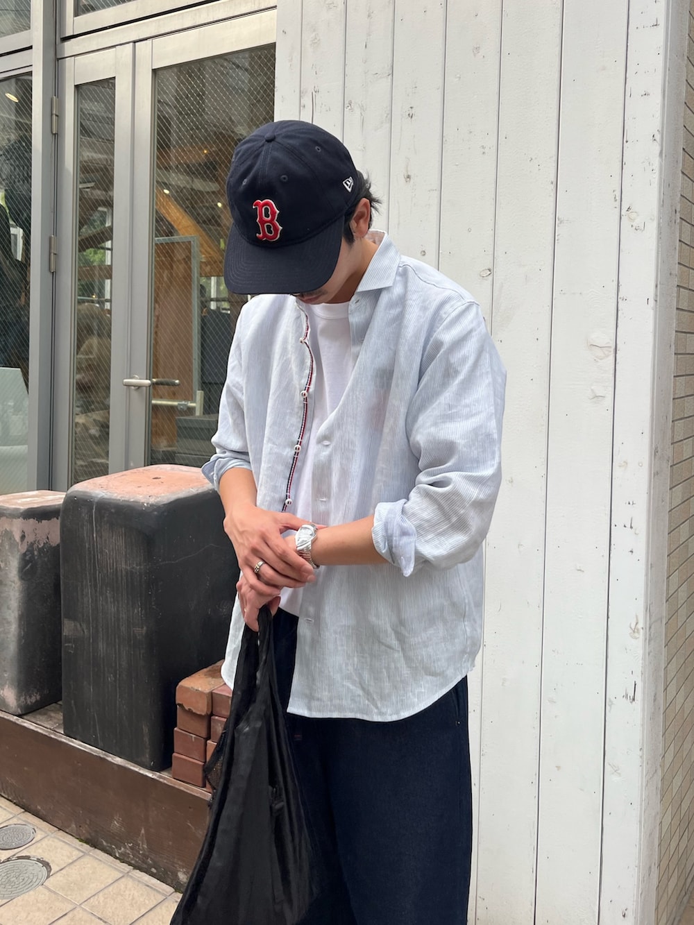 「白シャツ、ストライプシャツ、やっぱり帽子が好き、お出かけコーデ、シャツスタイル、デートコーデ、キャップ、きれいめカジュアル、レイヤードスタイル、オトナカジュアル、リネンシャツ、リネン、父の日、オフィスカジュアル、キレイめ」｜「GLOSTERの【GLOSTER/グロスター】リネン100％ パラシュートカッタウェイ 長袖シャツ（シャツ/ブラウス、ブルー系）」を使った、ハヤシさん（骨格ストレート・メンズ・183cm）の春コーディネートの3枚目の写真