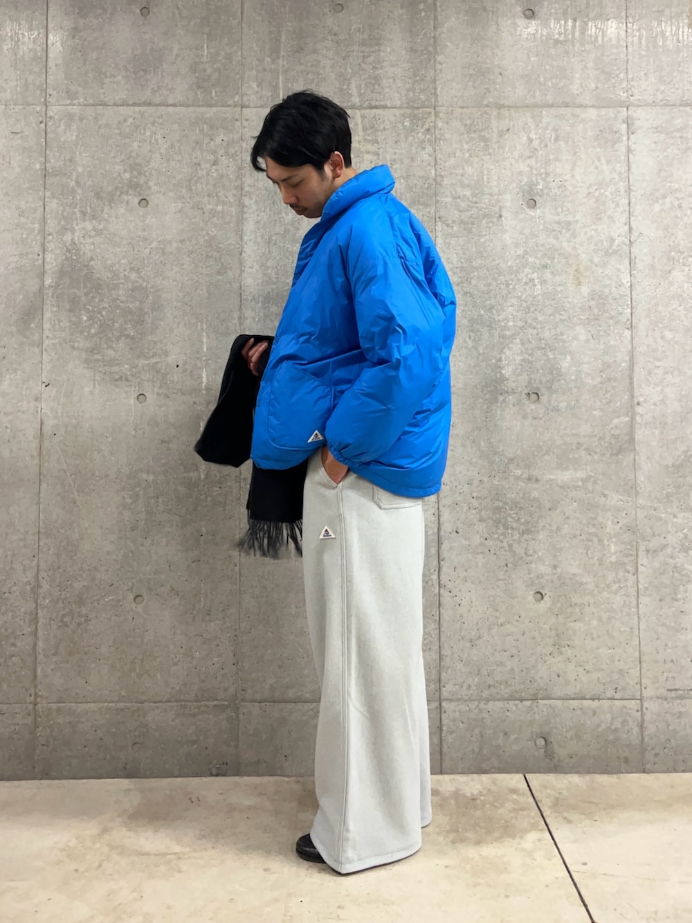 ブルー系のダウンジャケット/コート、グレー系のスウェット、グレー系のその他パンツを着用したメンズの冬コーディネートの4枚目の写真