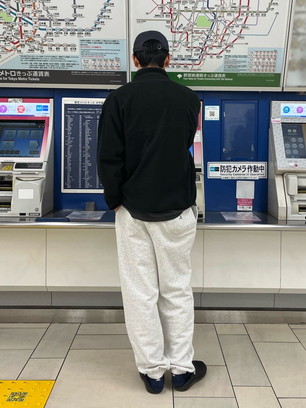 「レイヤードスタイル、映画、ムービーTシャツ、古着MIX、古着コーデ、古着、ディズニー、ディズニーコーデ、Tシャツ、Tシャツコーデ、スウェット、スウェットパンツ、スウェットコーデ、着回しコーデ、カジュアルコーデ」｜「GEVACOの【GEVACO/ゲバコ】リラックス 裏毛 ワイドスウェットパンツ ワンポイントロゴ（スウェットパンツ、ベージュ系）」を使った、ハヤシさん（骨格ストレート・メンズ・183cm）の冬コーディネートの2枚目の写真