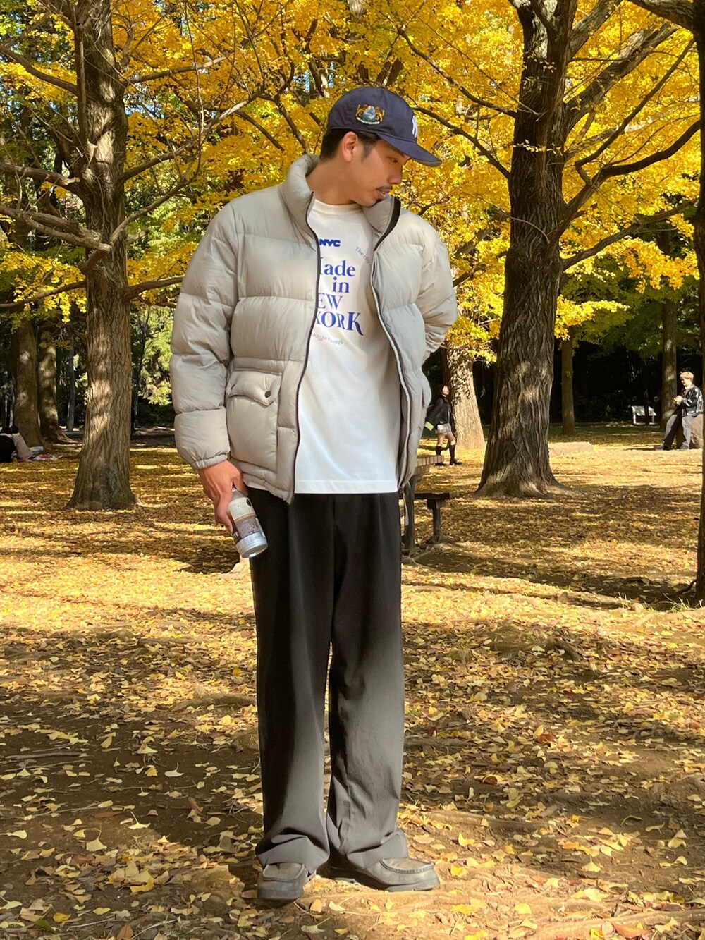 「淡色コーデ、ストリート、ブーツ、ダウンジャケット、レイヤードスタイル、韓国ファッション、スラックス、キャップ、冬アウター、休日スタイル、クリスマスに着たい服、TAION、ダウン、お出かけコーデ、ホワイト」｜「TAIONの【TAION/タイオン】GLOSTER別注 VOLUME DOWN ダウン ボリューム（ダウンジャケット/コート、グレー系）」を使った、ハヤシさん（メンズ・183cm）の冬コーディネートの2枚目の写真