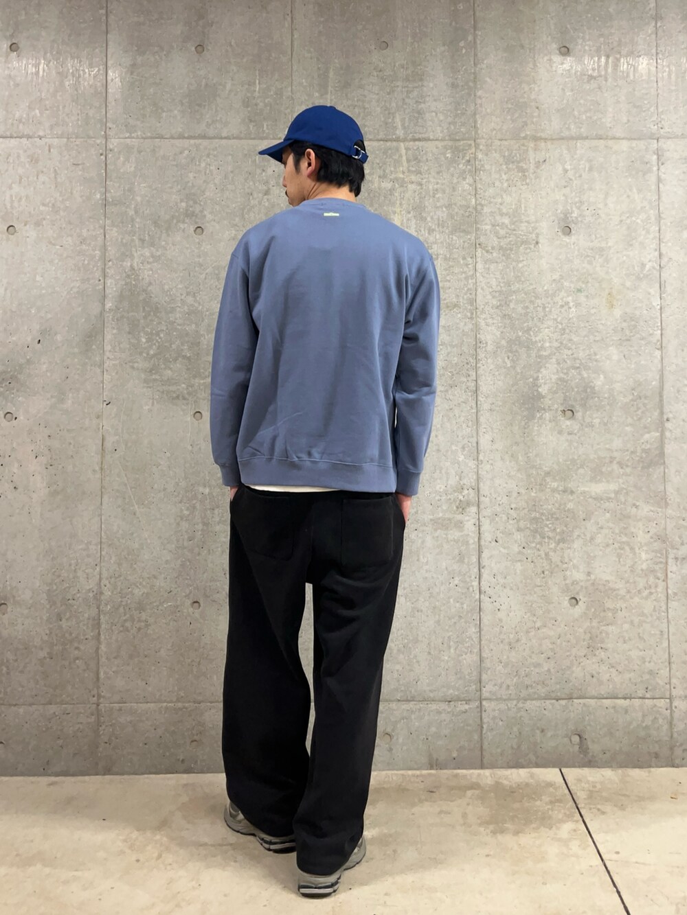 「春色、大人ファッション、おでかけコーデ、春、お洒落さんとつながりたい、春服、メンズコーデ、ストリートコーデ、ストリートMIX、クッキーモンスター、スウェット、スウェットコーデ、青、ブルー、キャップ」｜「GLOSTERの【SESAME STREET】meets【GLOSTER】クルーネック  プリントスウェット（スウェット、ブルー系）」を使った、ハヤシさん（骨格ストレート・メンズ・183cm）の春コーディネートの3枚目の写真